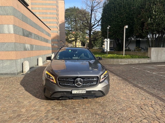 MERCEDES-BENZ GLA 200 Night Star 7G-DCT