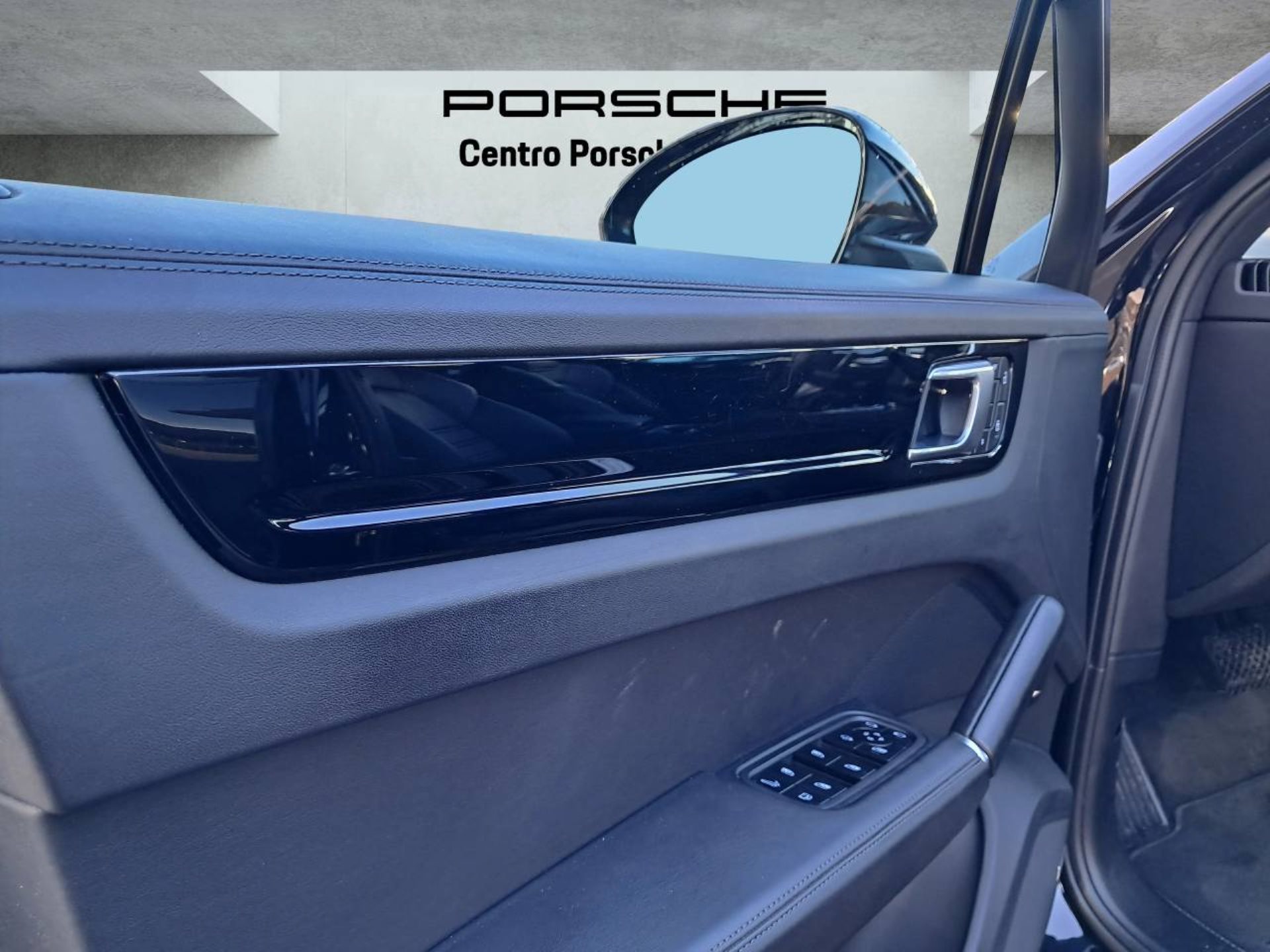 PORSCHE Cayenne E-Hybrid (MY22)-image-27