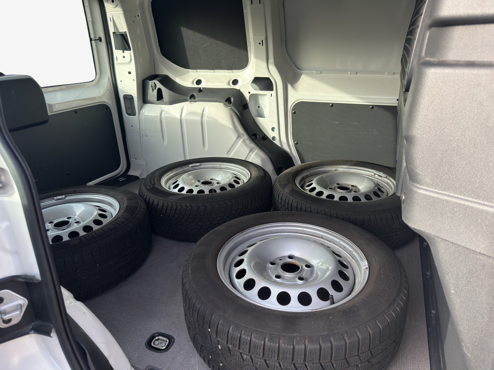 VW Caddy Cargo 2.0TDI-image-11