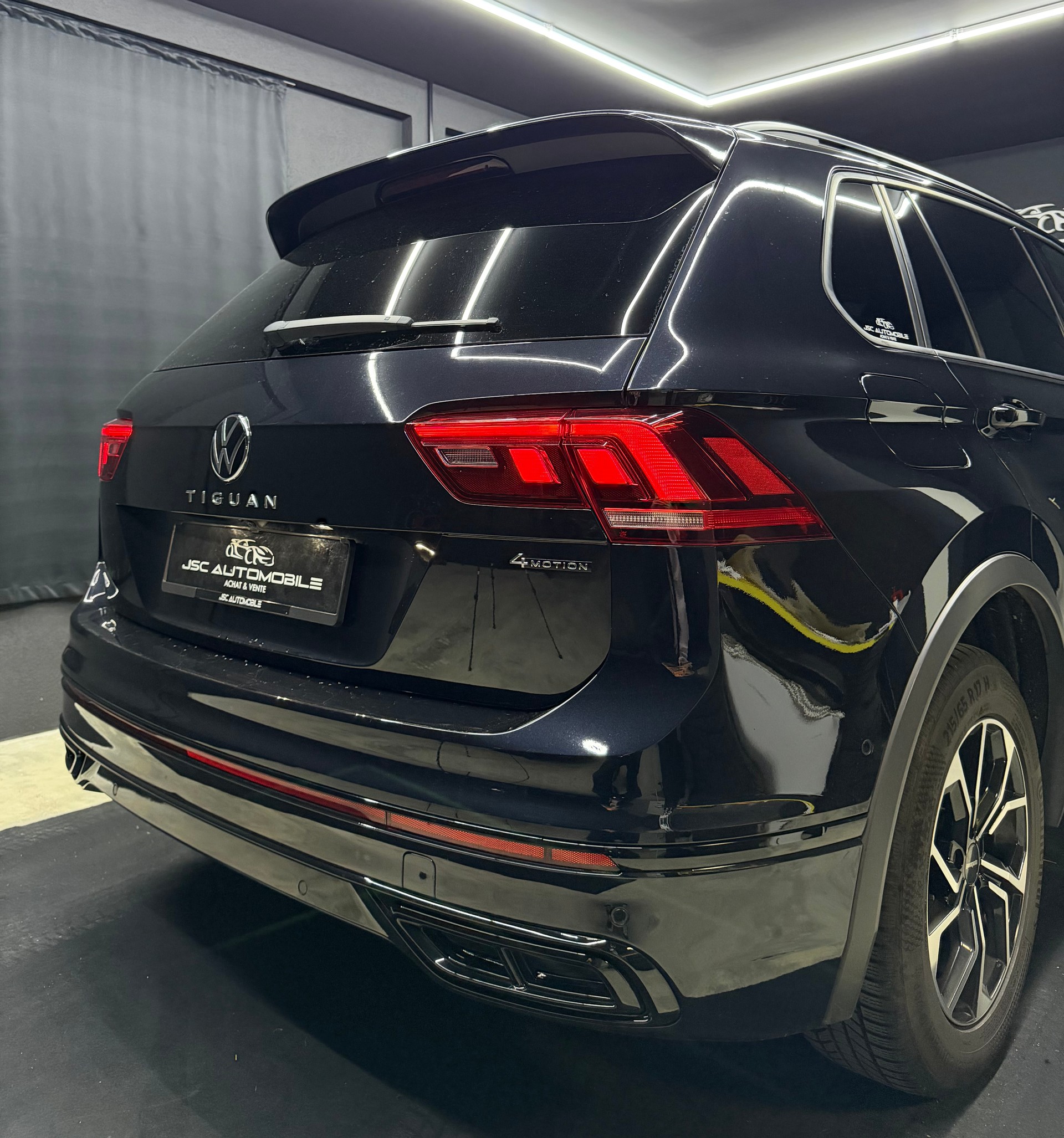VW Tiguan 2.0TSI R-Line 4Motion DSG-showroom-element-2
