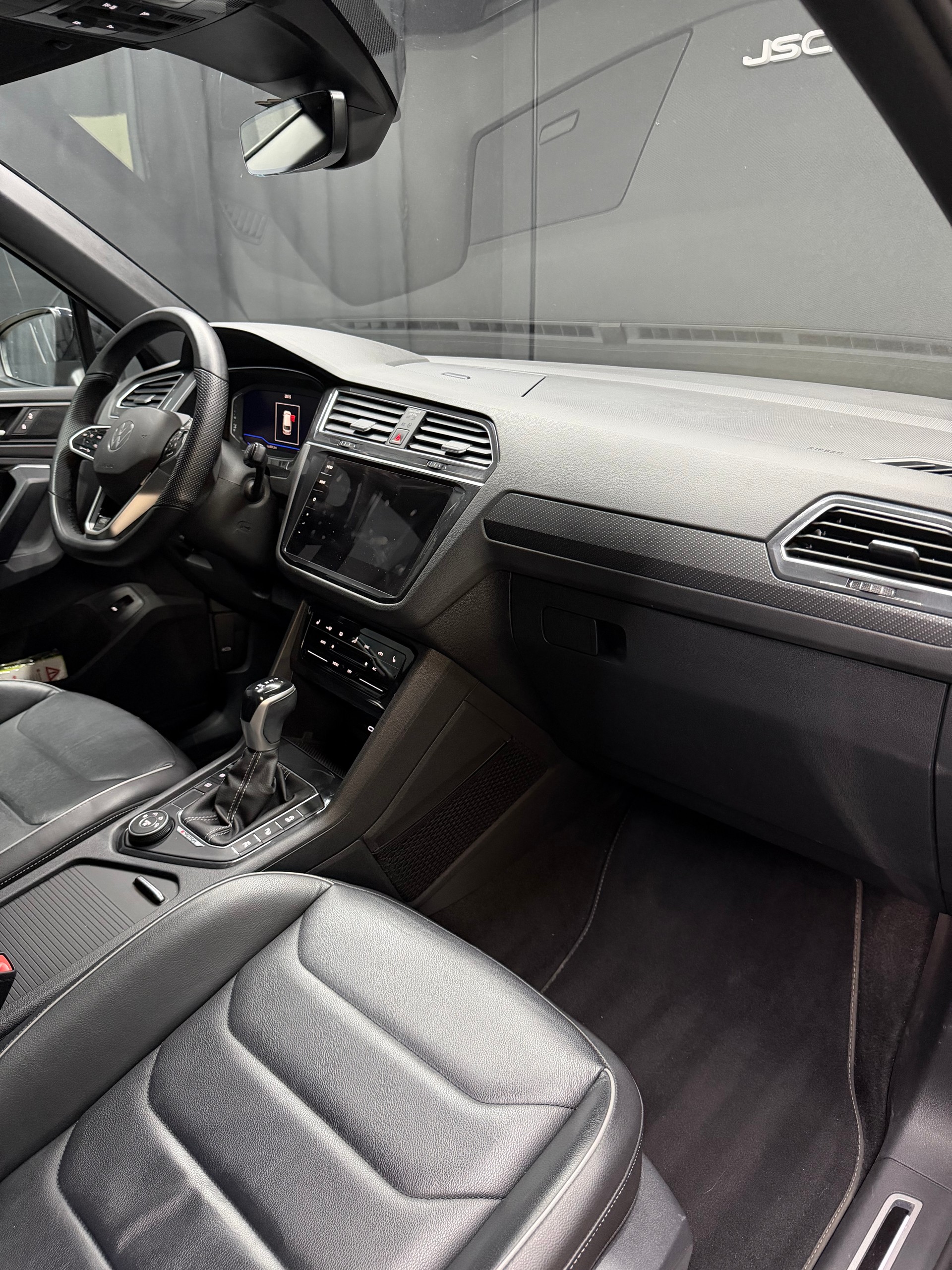 VW Tiguan 2.0TSI R-Line 4Motion DSG-image-13