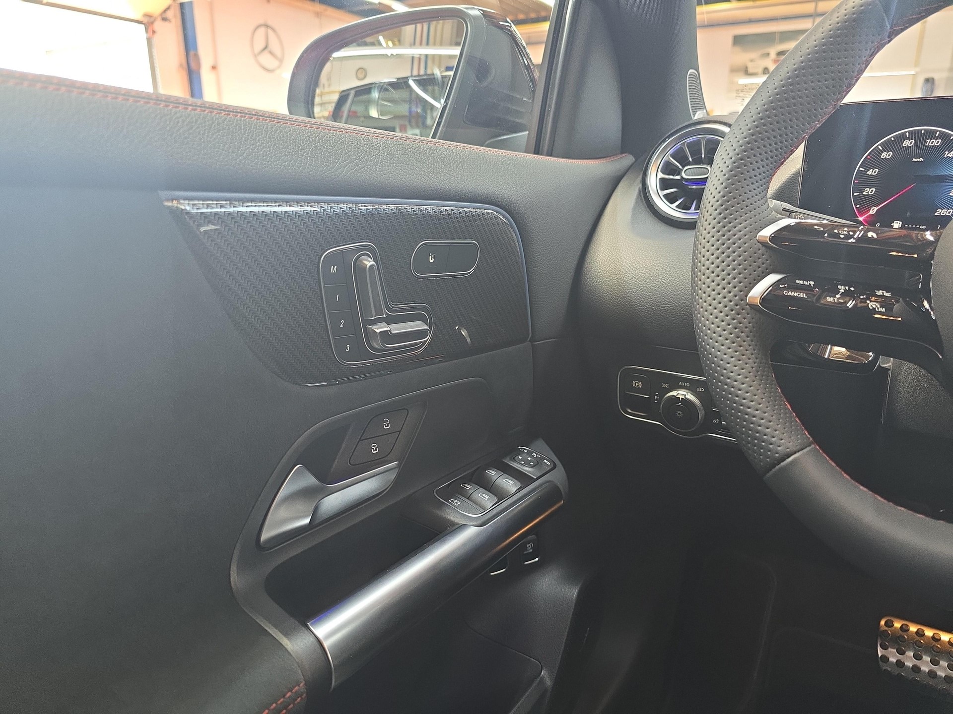 MERCEDES-BENZ GLA 250 e EQ Star AMG Line-image-6