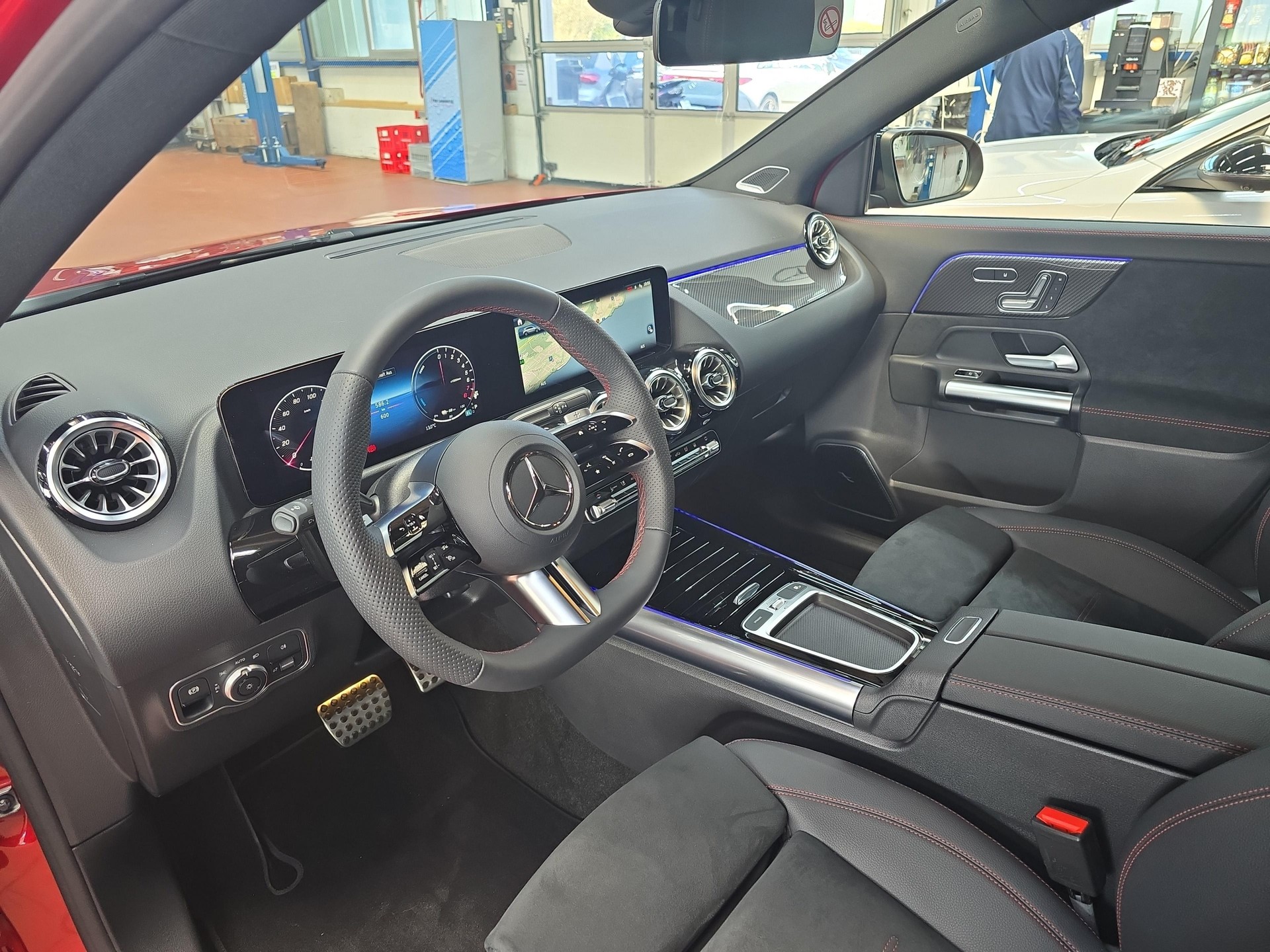 MERCEDES-BENZ GLA 250 e EQ Star AMG Line-image-4