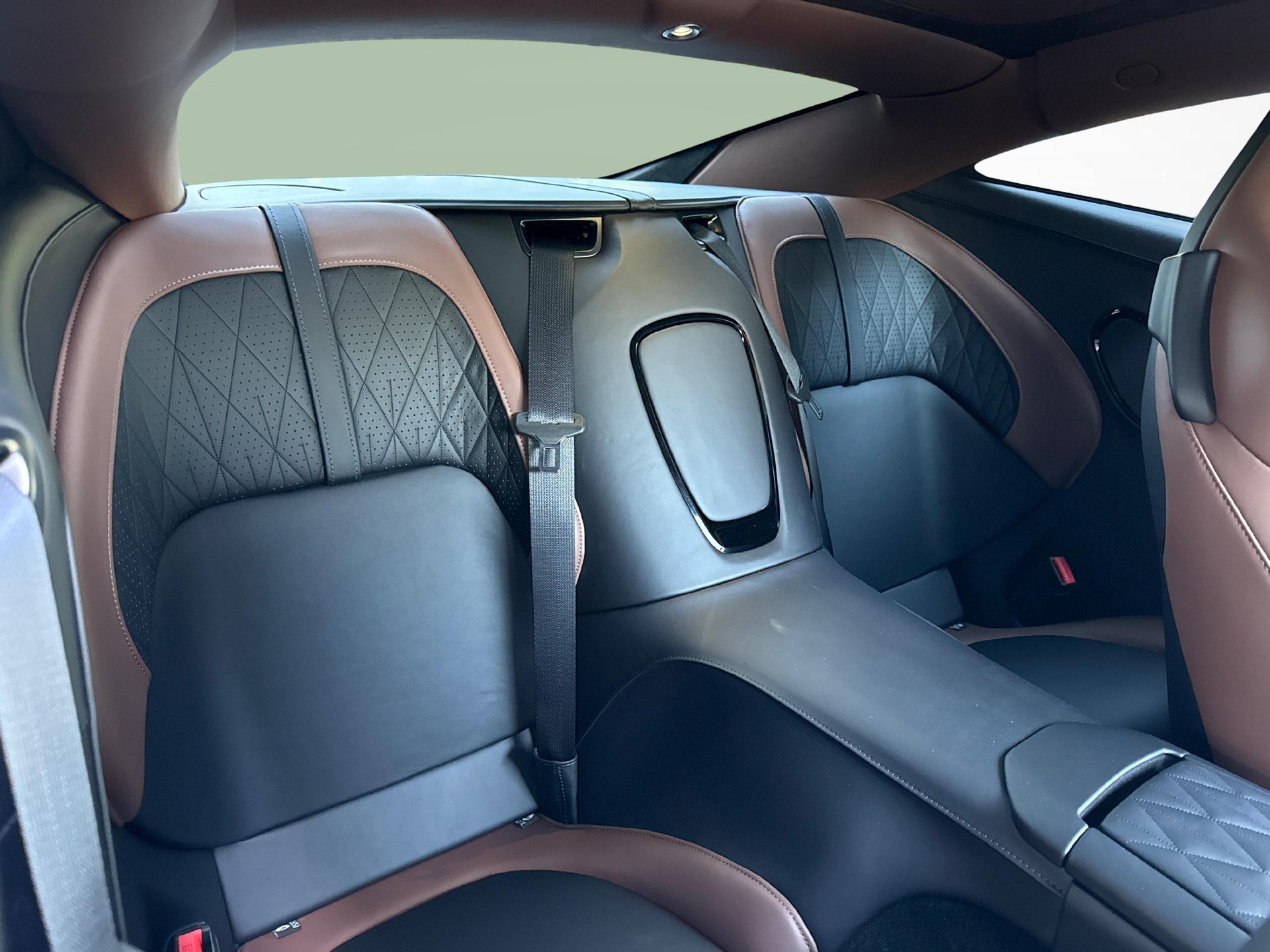 ASTON MARTIN DB12 Coupé 4.0 V8 Bi-Turbo-image-10