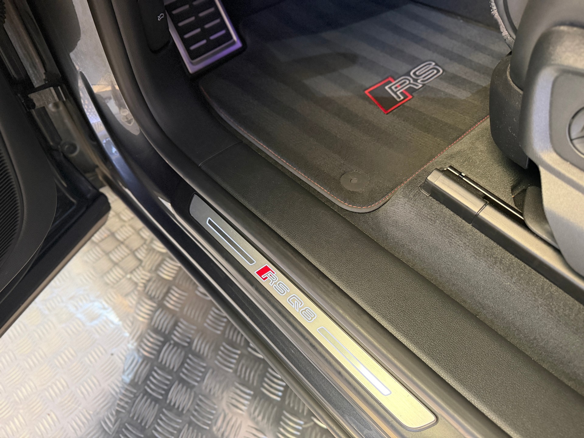 AUDI RSQ8 quattro tiptronic-image-21