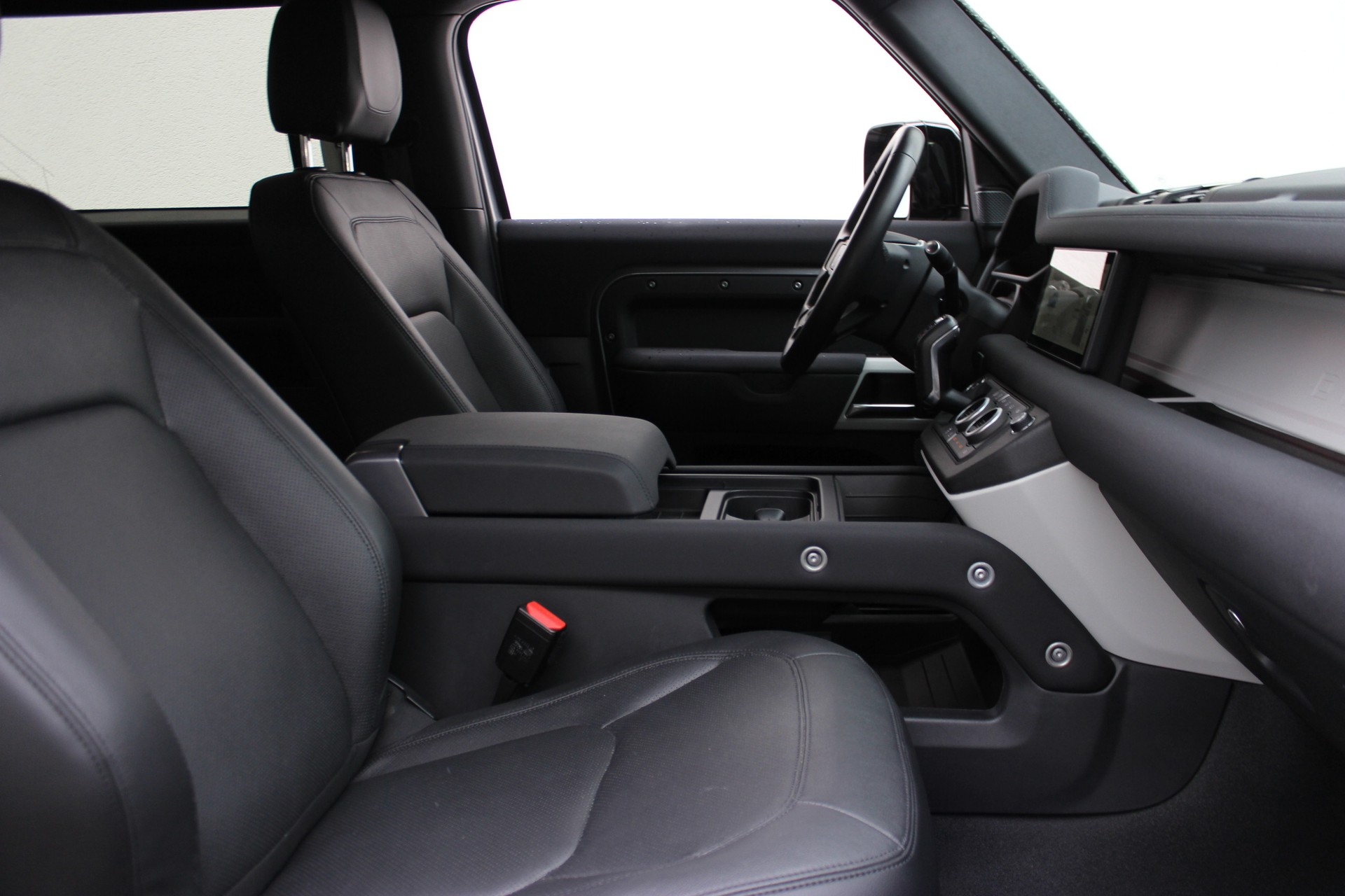 LAND ROVER Defender 90 3.0D I6 200 SE AT8-showroom-element-3