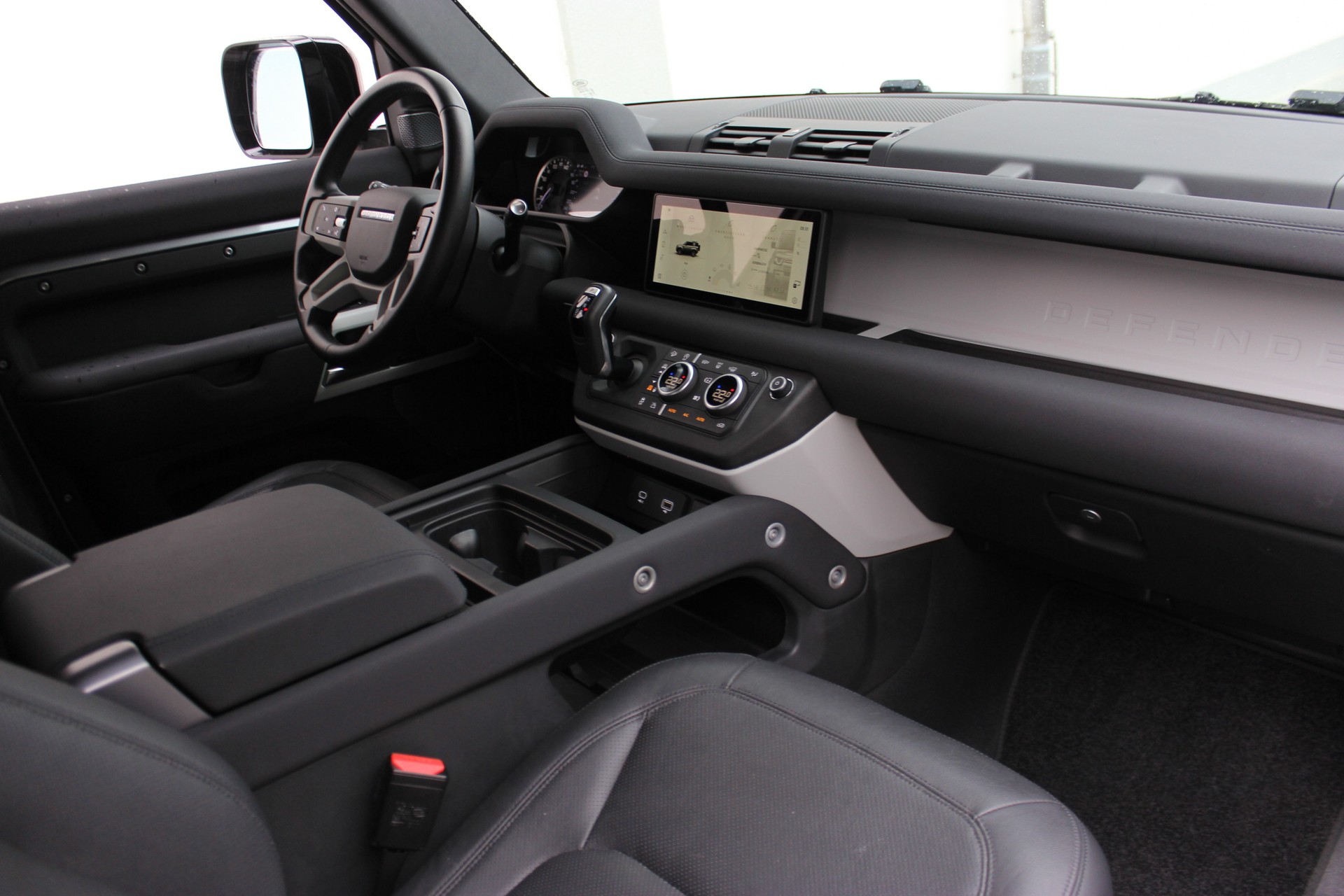 LAND ROVER Defender 90 3.0D I6 200 SE AT8-showroom-element-1