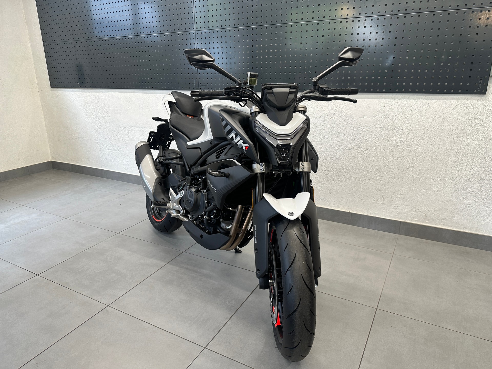 CF MOTO 450 NK | Neu | Naked Bike | A2 | Garantie-showroom-element-1