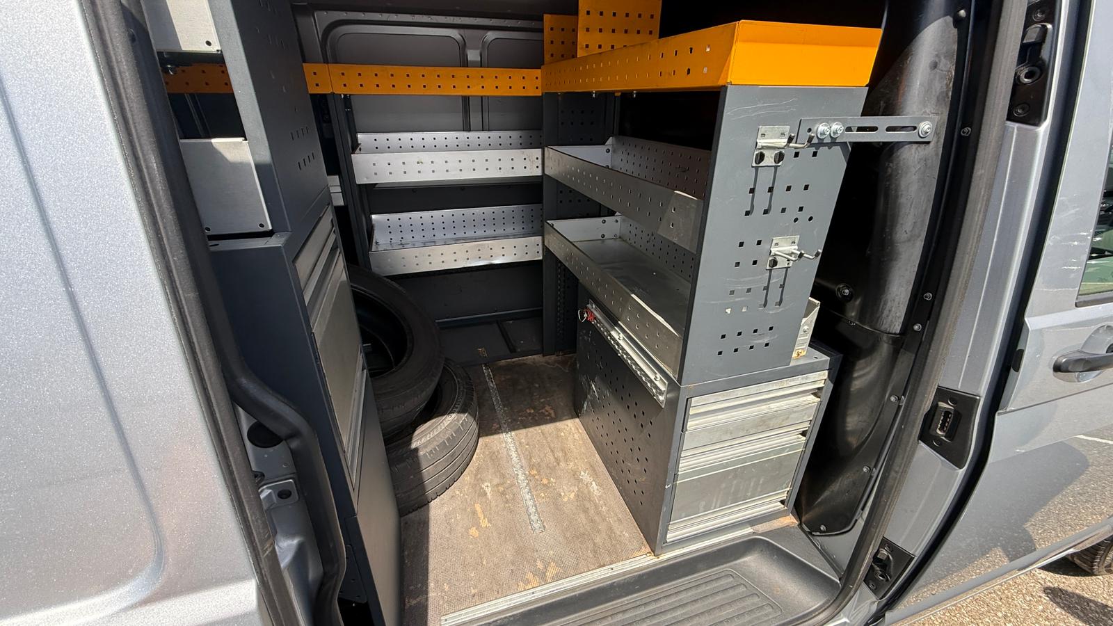 VW T6.1 2.0 TDI TDI EINBAU-SCHRÄNKE 3200 KG!!!-image-25