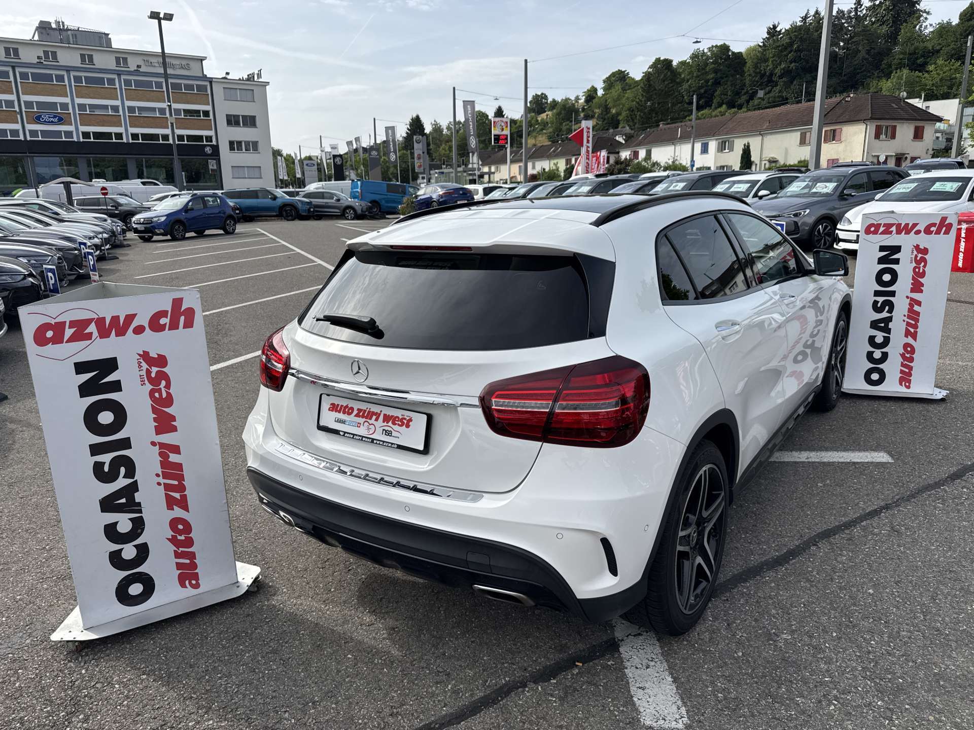 MERCEDES-BENZ GLA 250 AMG Line 211PS Swiss Star 4Matic DCT-Automat-image-2