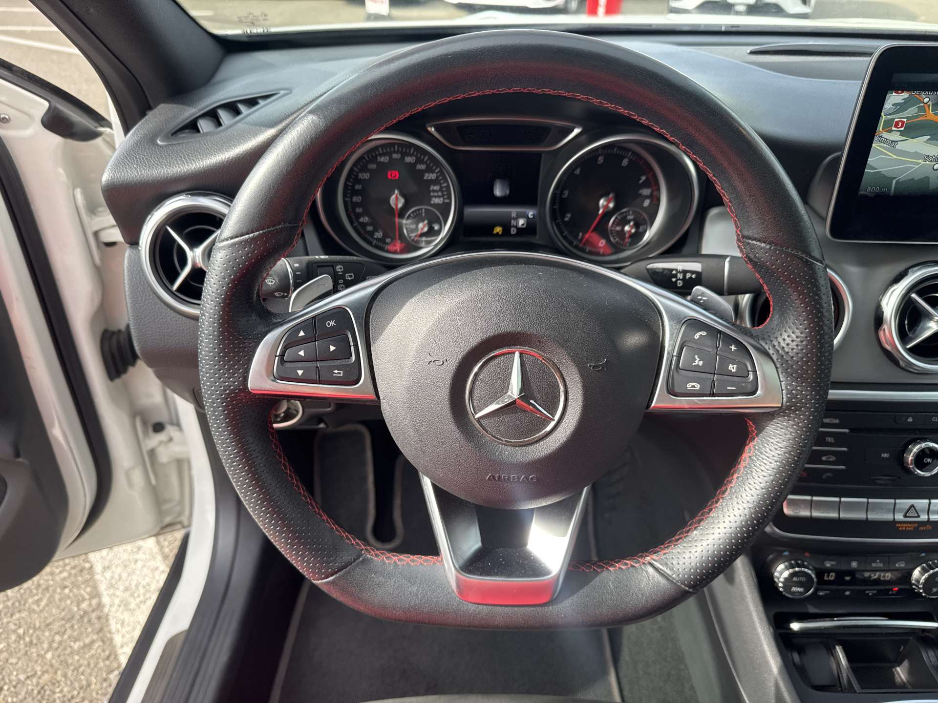 MERCEDES-BENZ GLA 250 AMG Line 211PS Swiss Star 4Matic DCT-Automat-image-15