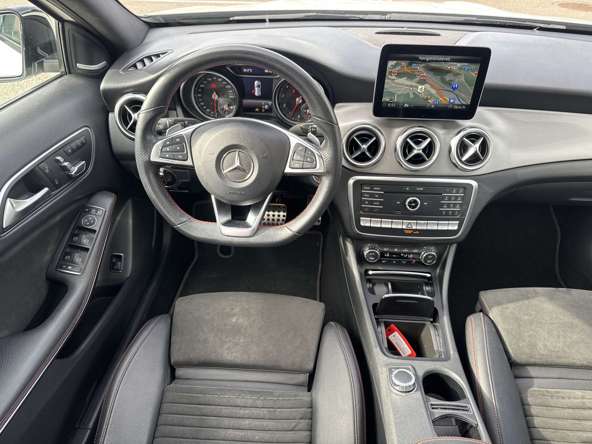 MERCEDES-BENZ GLA 250 AMG Line 211PS Swiss Star 4Matic DCT-Automat-image-4