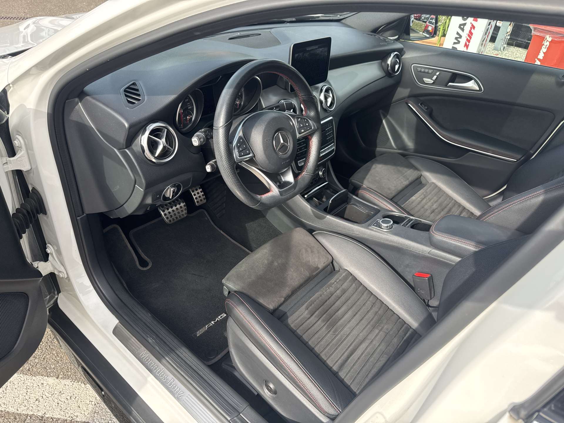 MERCEDES-BENZ GLA 250 AMG Line 211PS Swiss Star 4Matic DCT-Automat-image-5