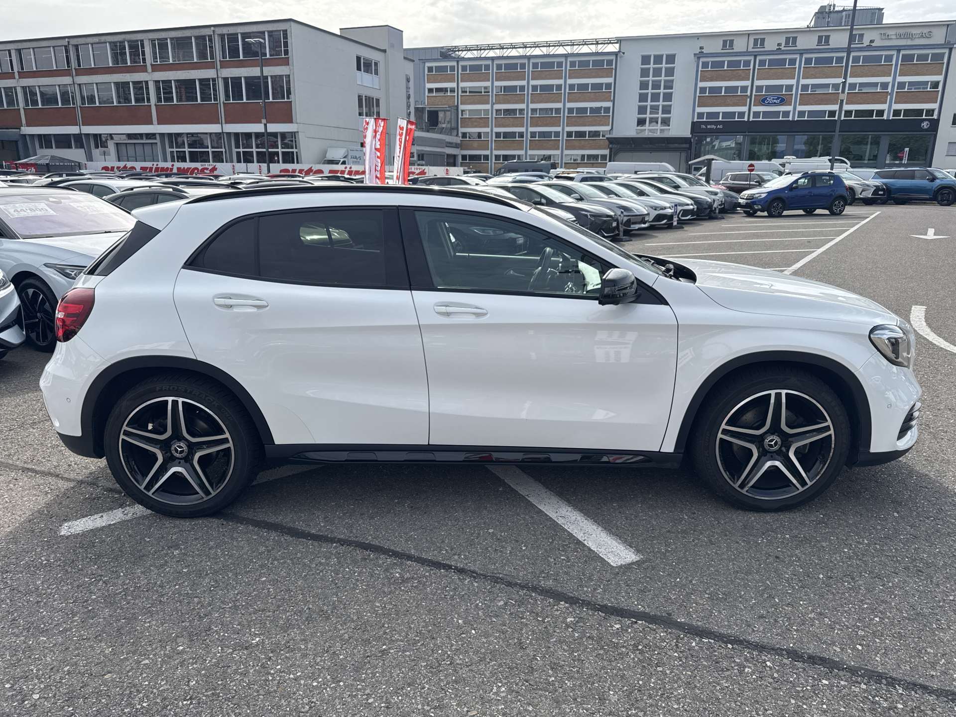 MERCEDES-BENZ GLA 250 AMG Line 211PS Swiss Star 4Matic DCT-Automat-image-10
