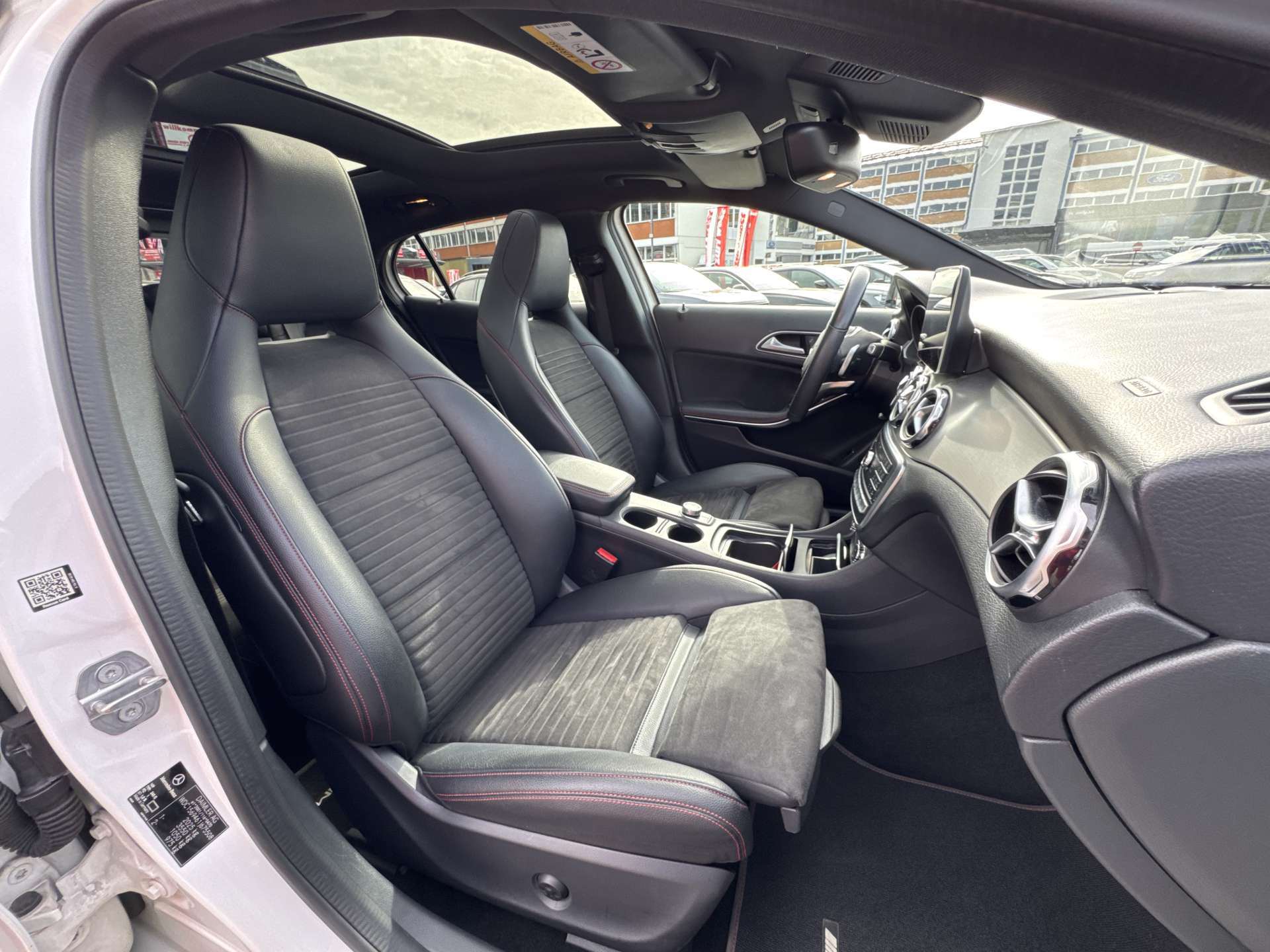 MERCEDES-BENZ GLA 250 AMG Line 211PS Swiss Star 4Matic DCT-Automat-image-12