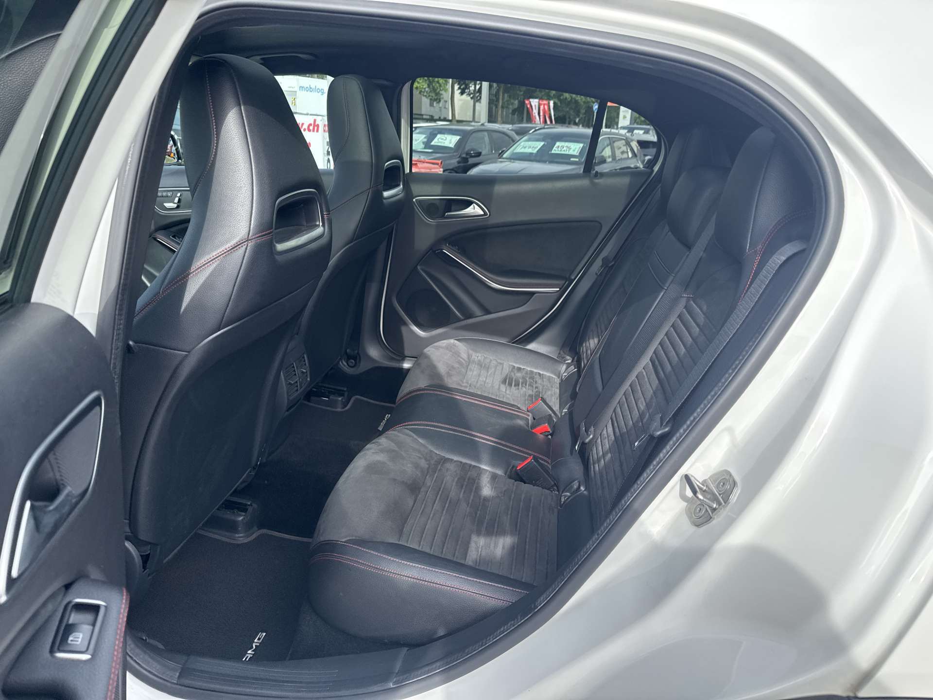 MERCEDES-BENZ GLA 250 AMG Line 211PS Swiss Star 4Matic DCT-Automat-image-6