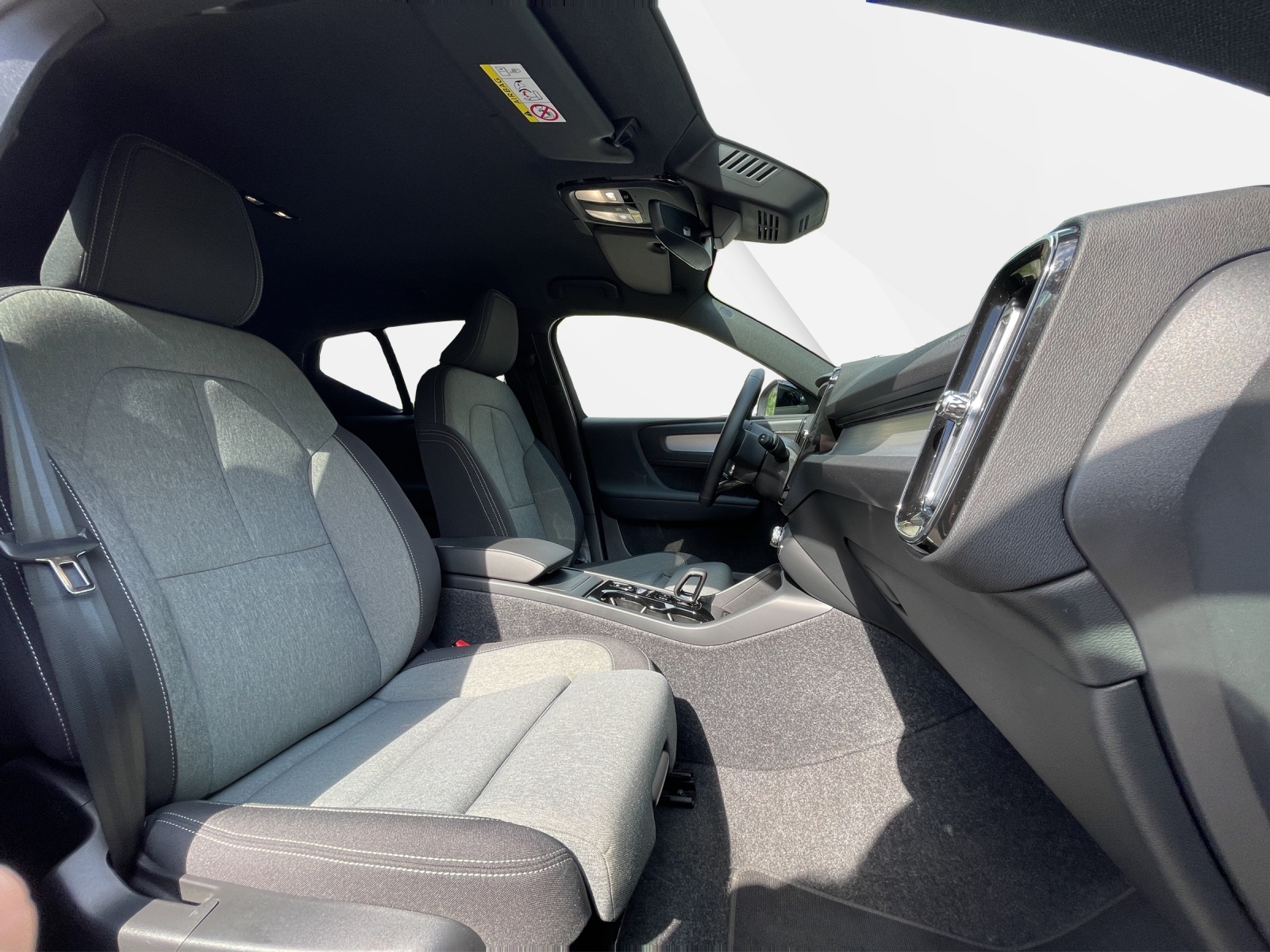 VOLVO XC40 2.0 B3 MH Plus Dark-image-17