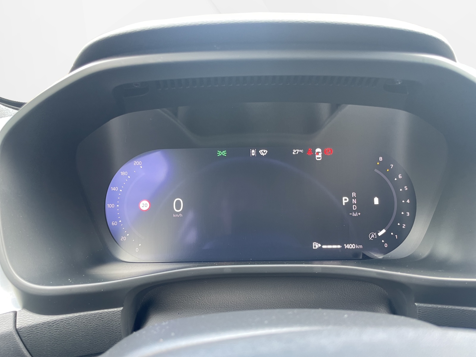 VOLVO XC40 2.0 B3 MH Plus Dark-image-15