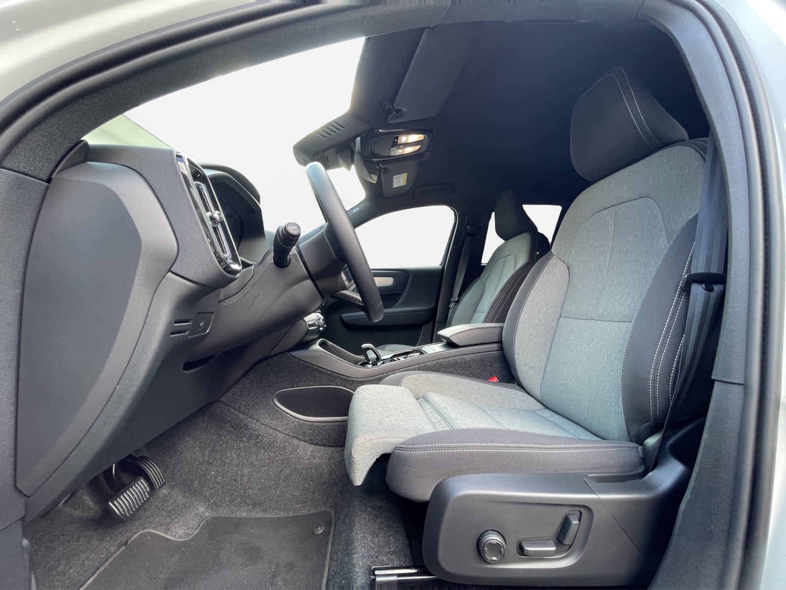 VOLVO XC40 2.0 B3 MH Plus Dark-image-9