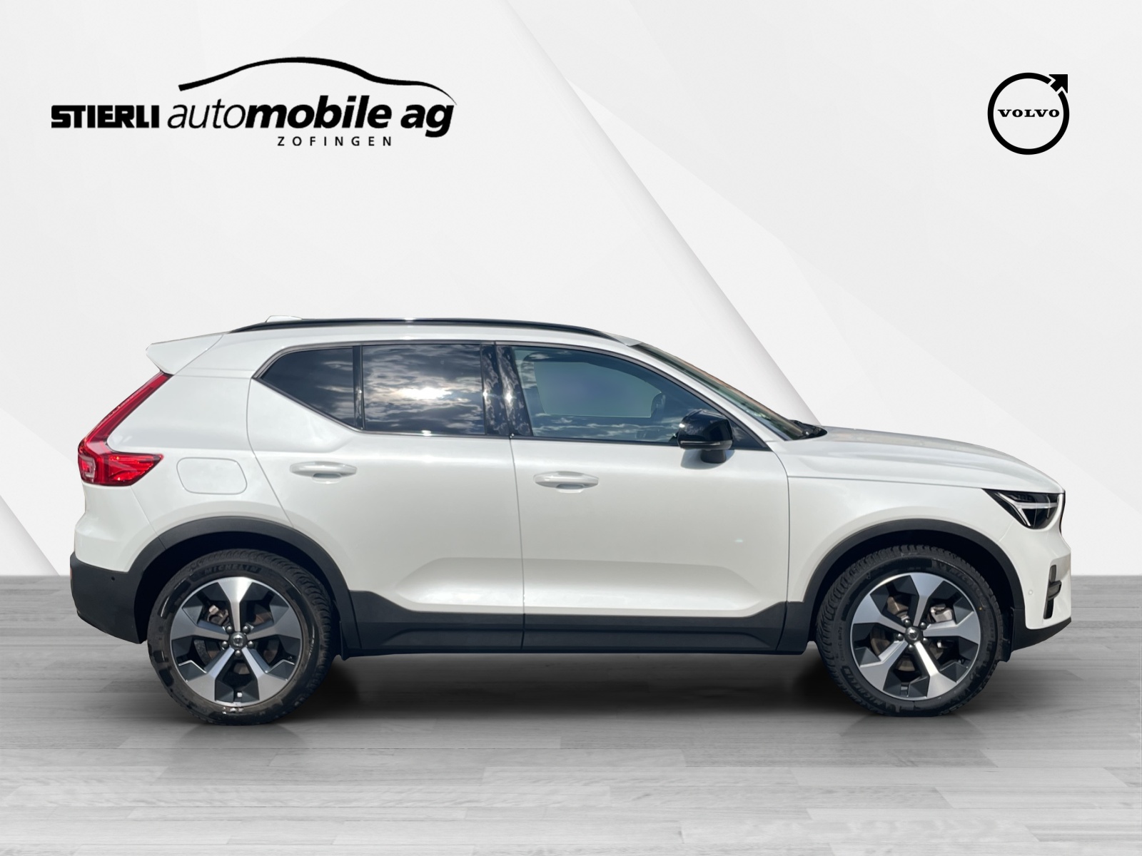 VOLVO XC40 2.0 B3 MH Plus Dark-showroom-element-3