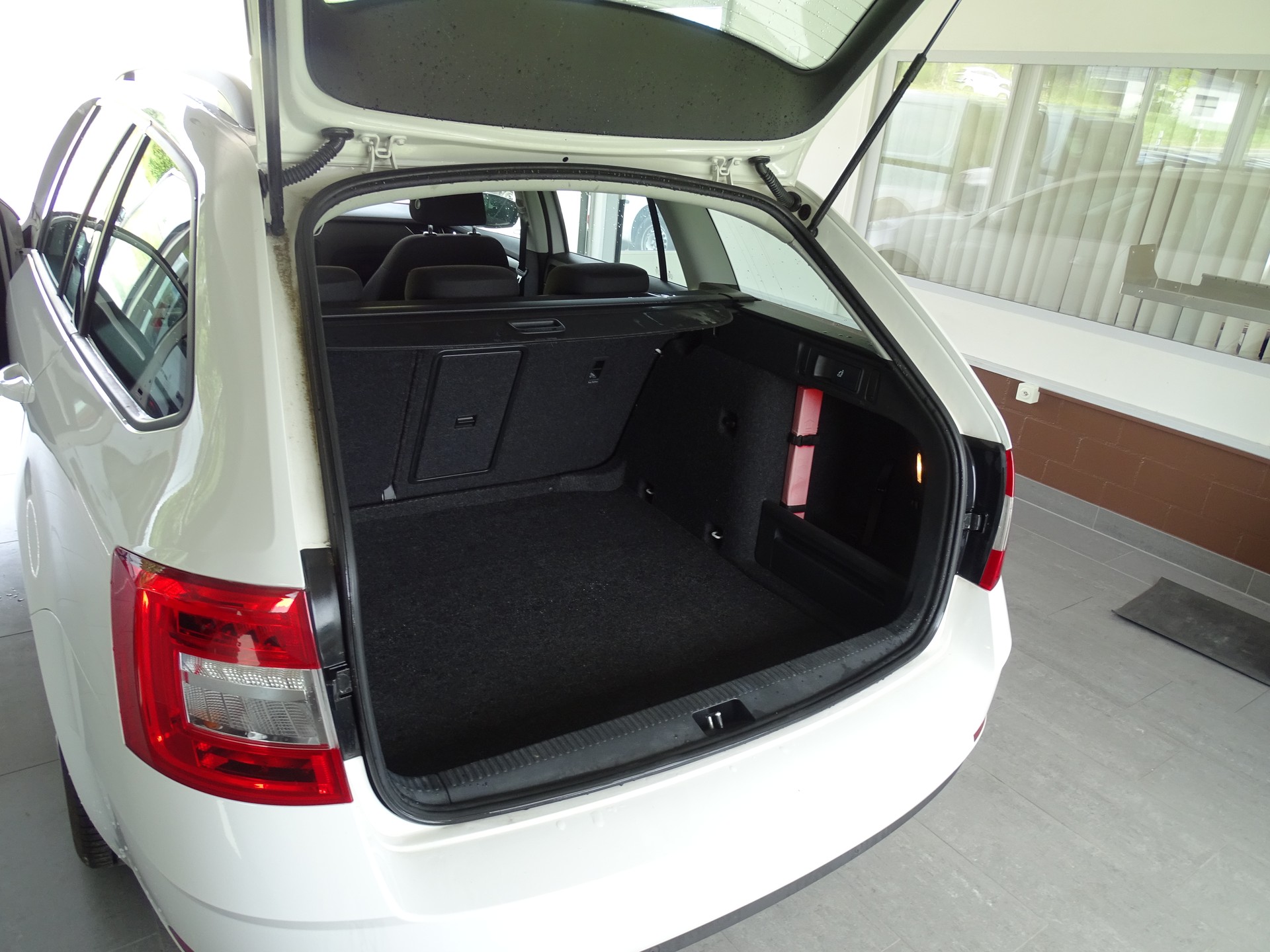 SKODA Octavia Combi 1.5 TSI Soleil DSG-image-4