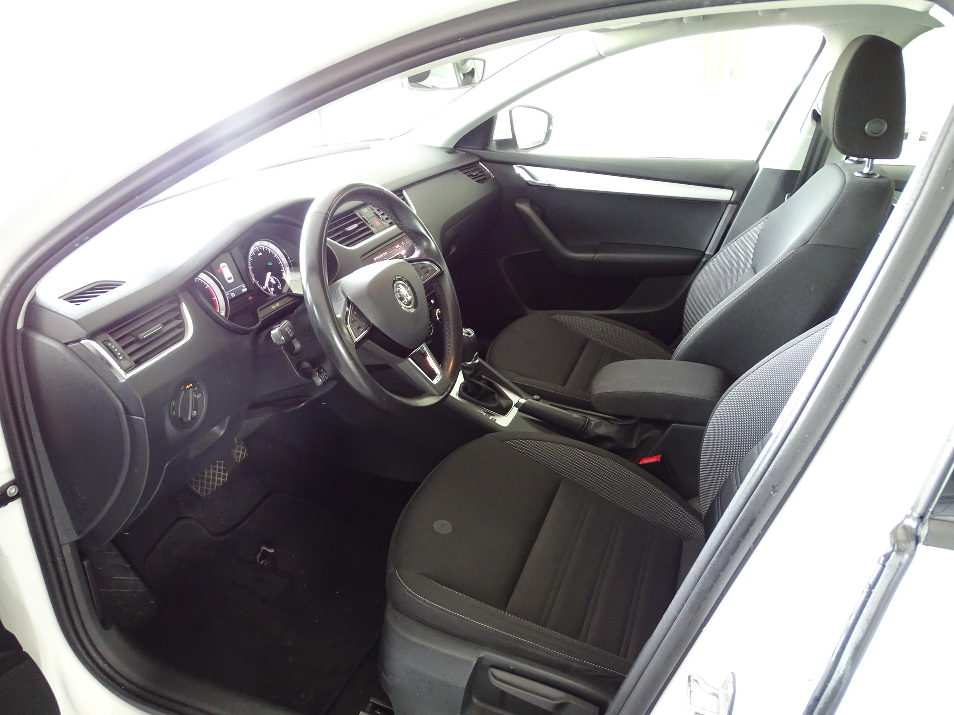 SKODA Octavia Combi 1.5 TSI Soleil DSG-image-5