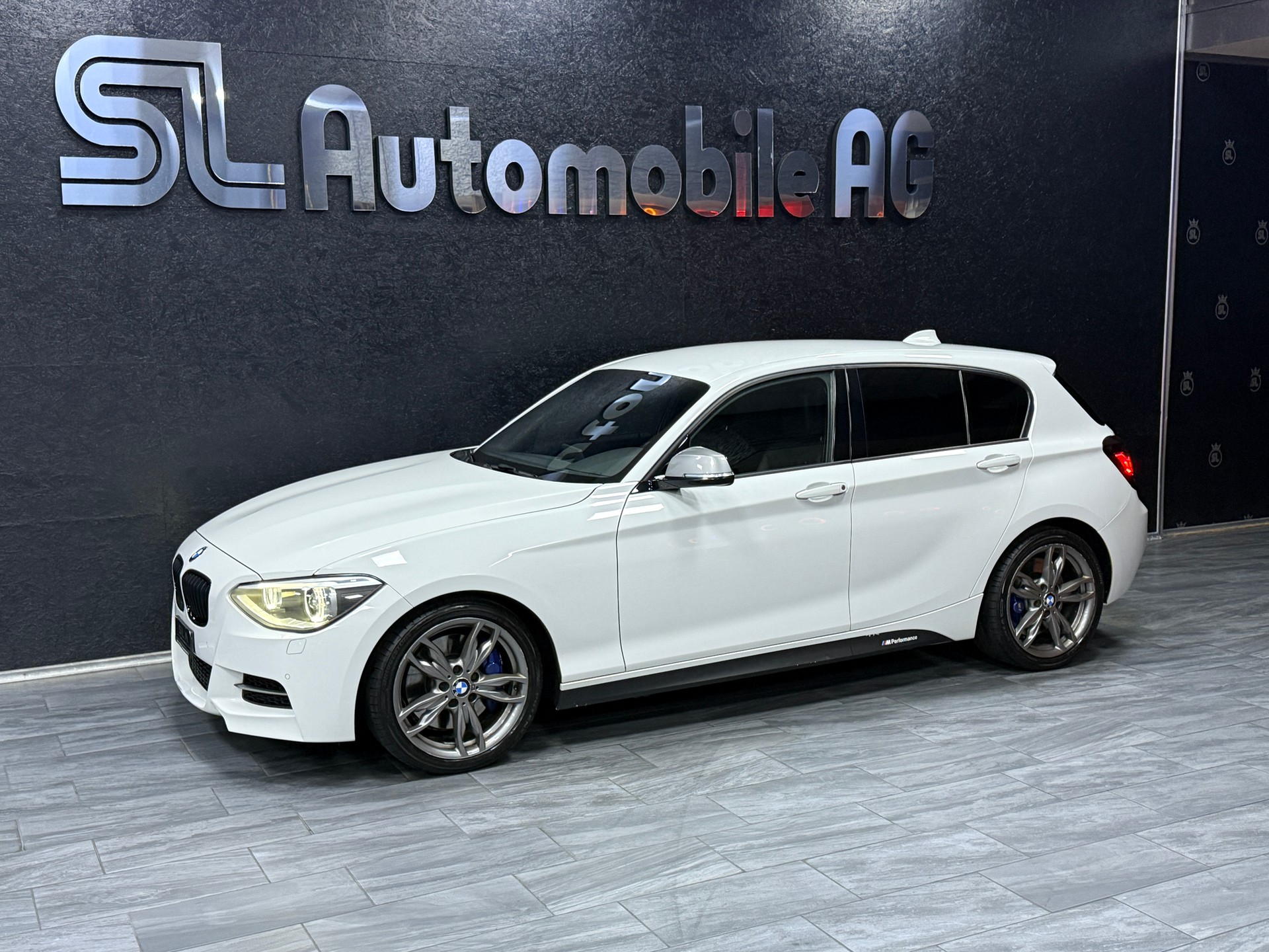 BMW M135i Steptronic / CH Fz-showroom-element-3