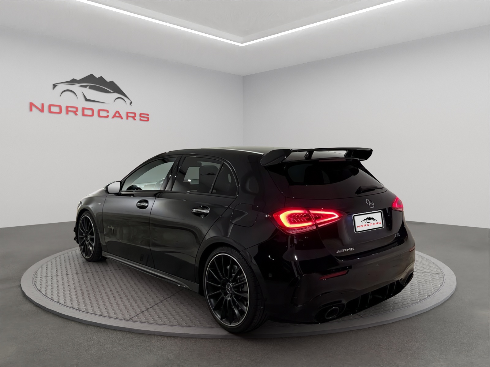 MERCEDES-BENZ A 35 AMG 4Matic Speedshift-image-2
