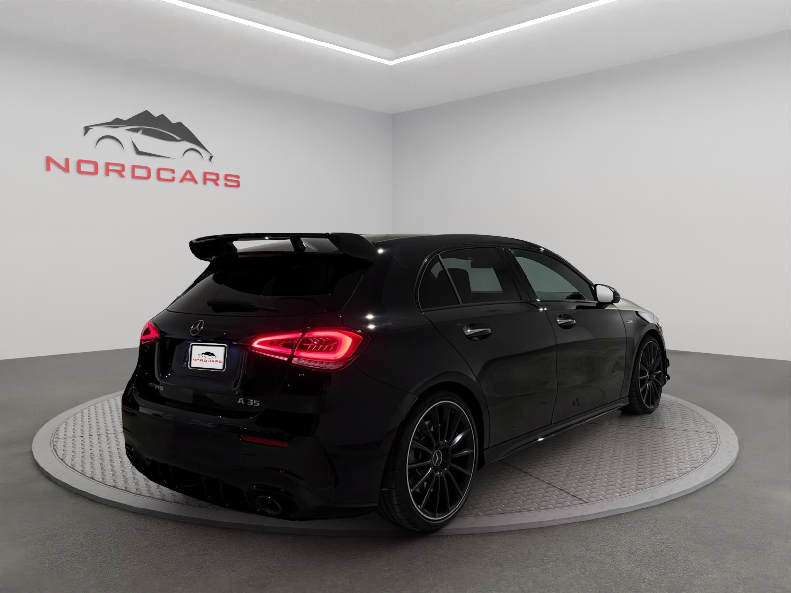 MERCEDES-BENZ A 35 AMG 4Matic Speedshift-image-4