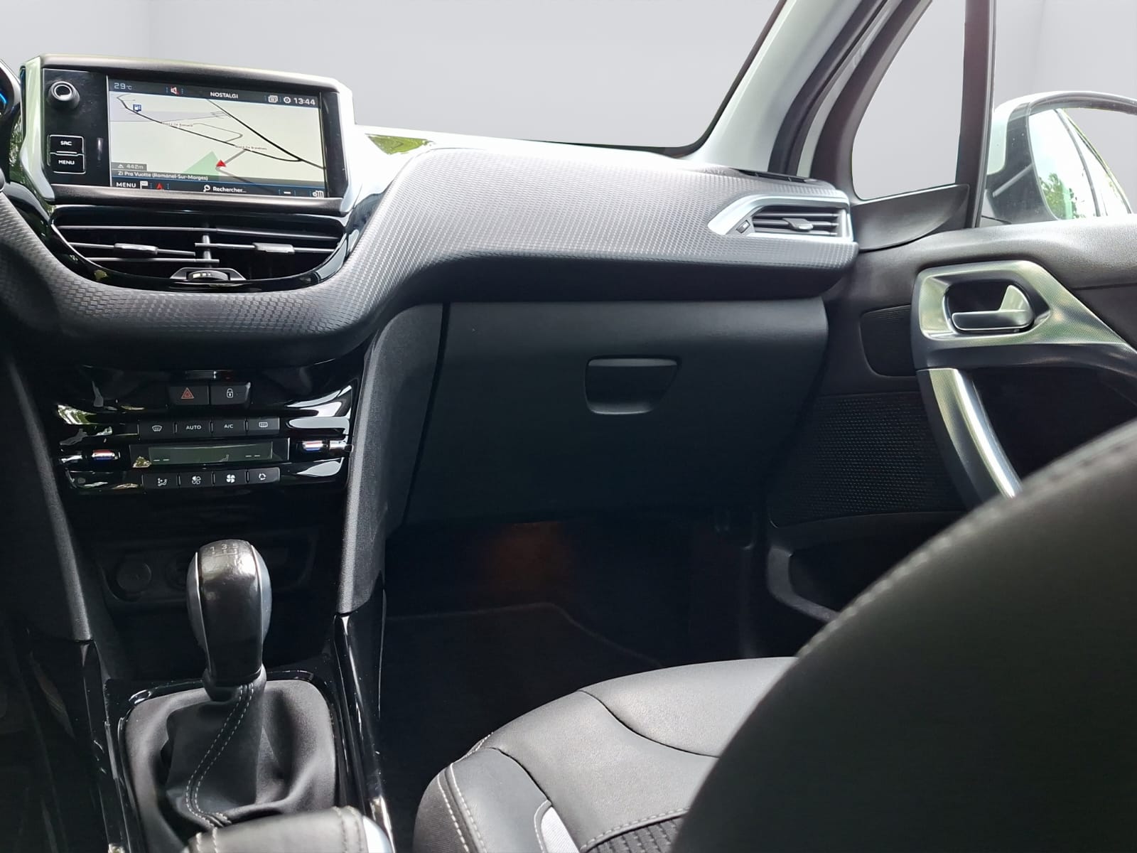 PEUGEOT 2008 1.2 PureTech Allure-image-15