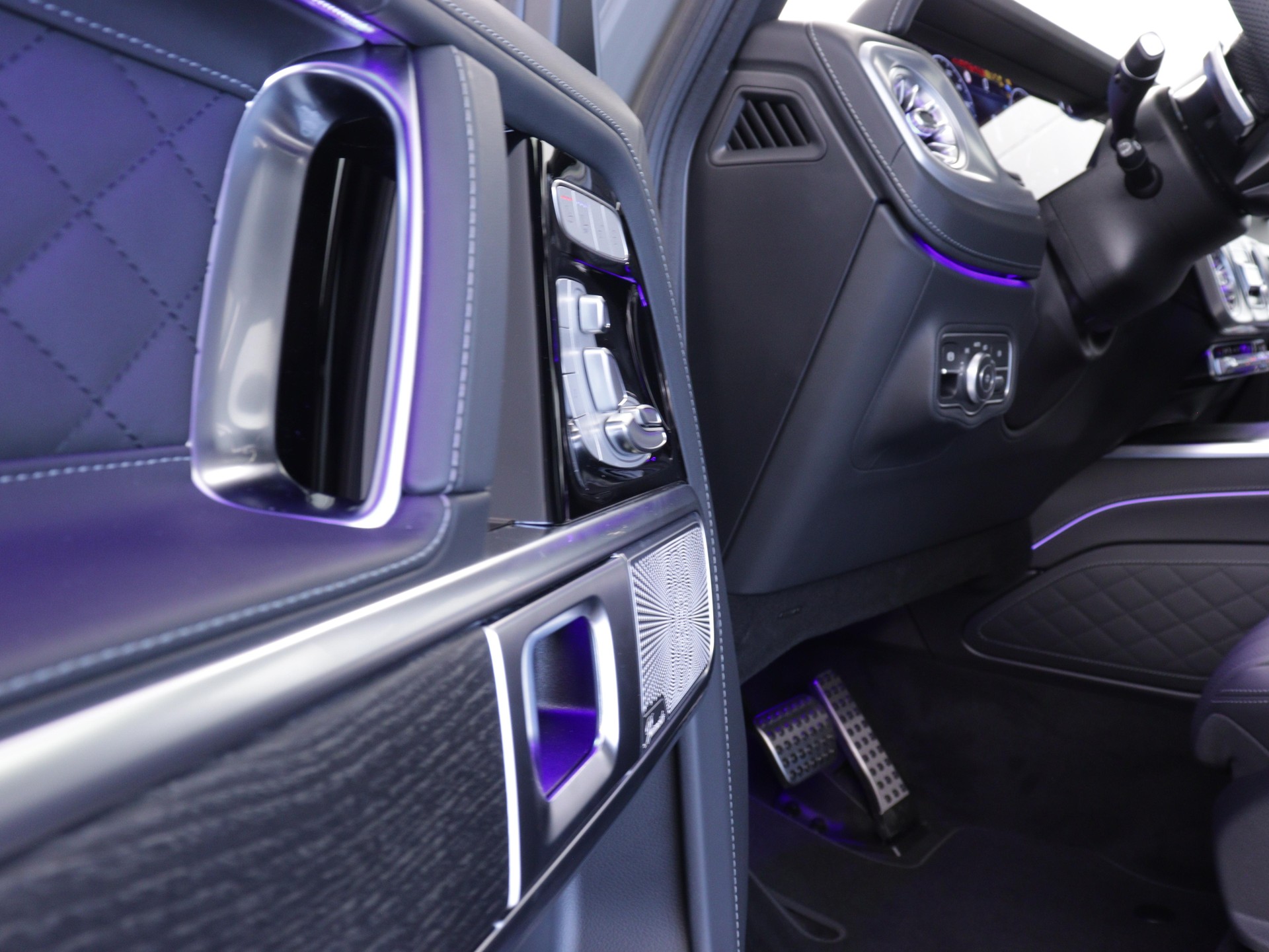 MERCEDES-BENZ G 450 d AMG Line-image-8