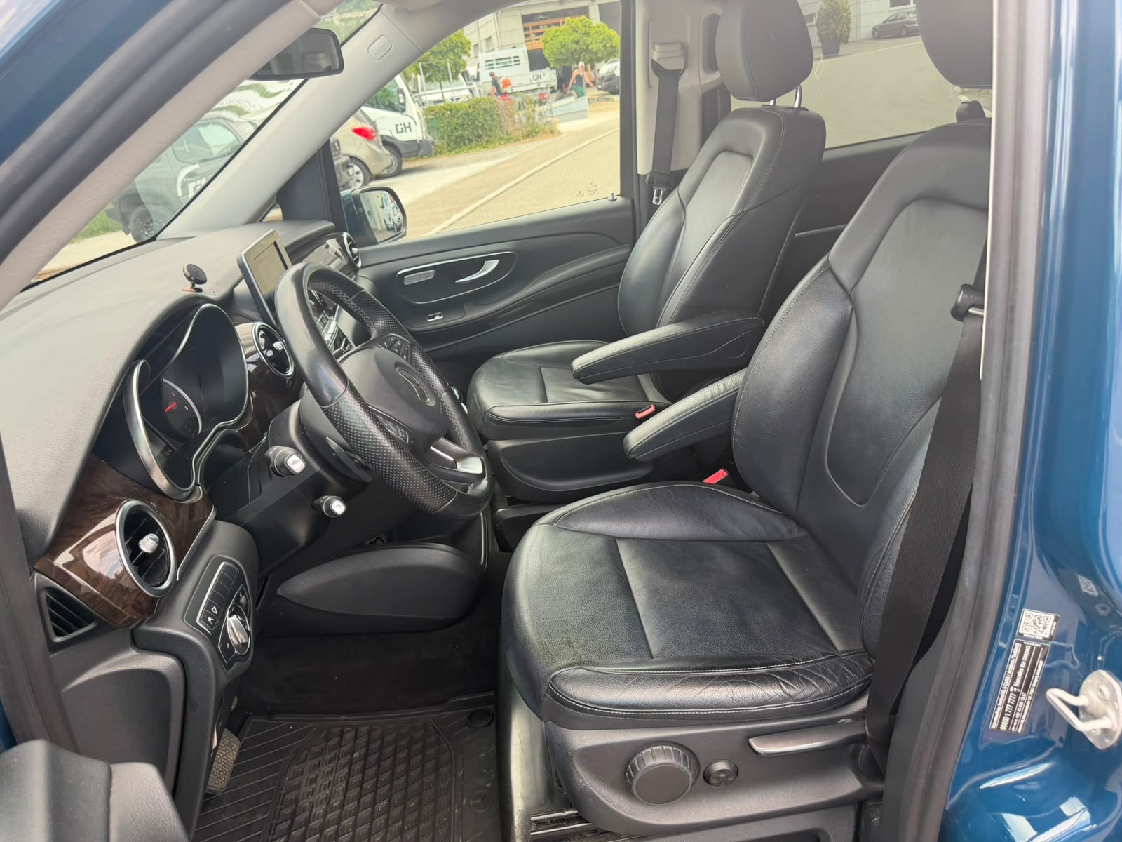 MERCEDES-BENZ V 220 d Avantgarde lang 7G-Tronic*8-Plätze*-image-8