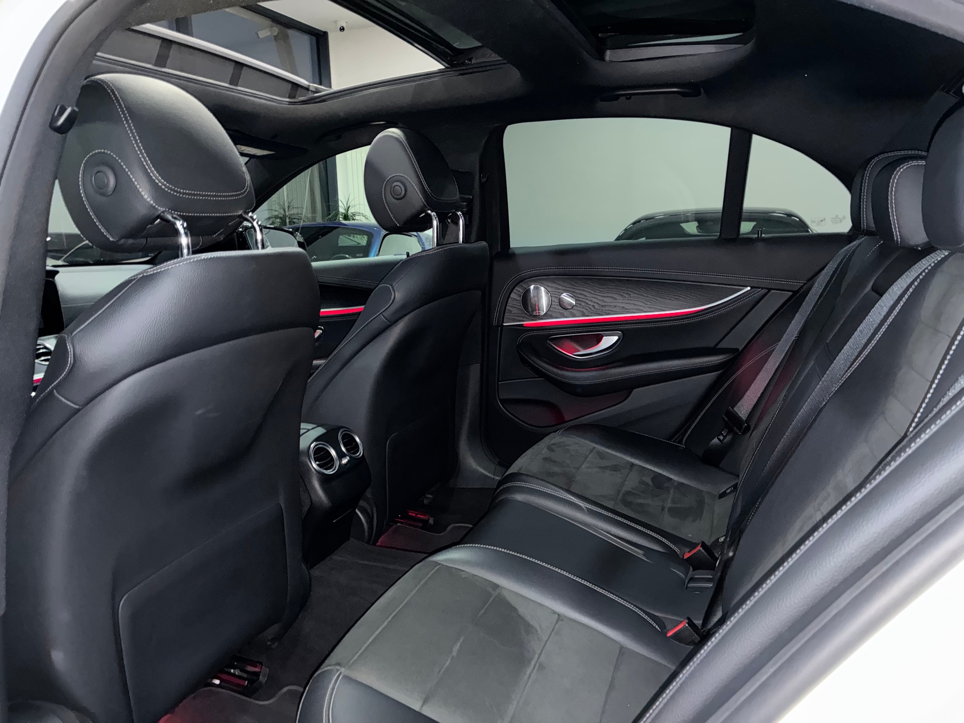 MERCEDES-BENZ E 220 d 4Matic AMG Line Swiss Star 9G-Tronic-image-13