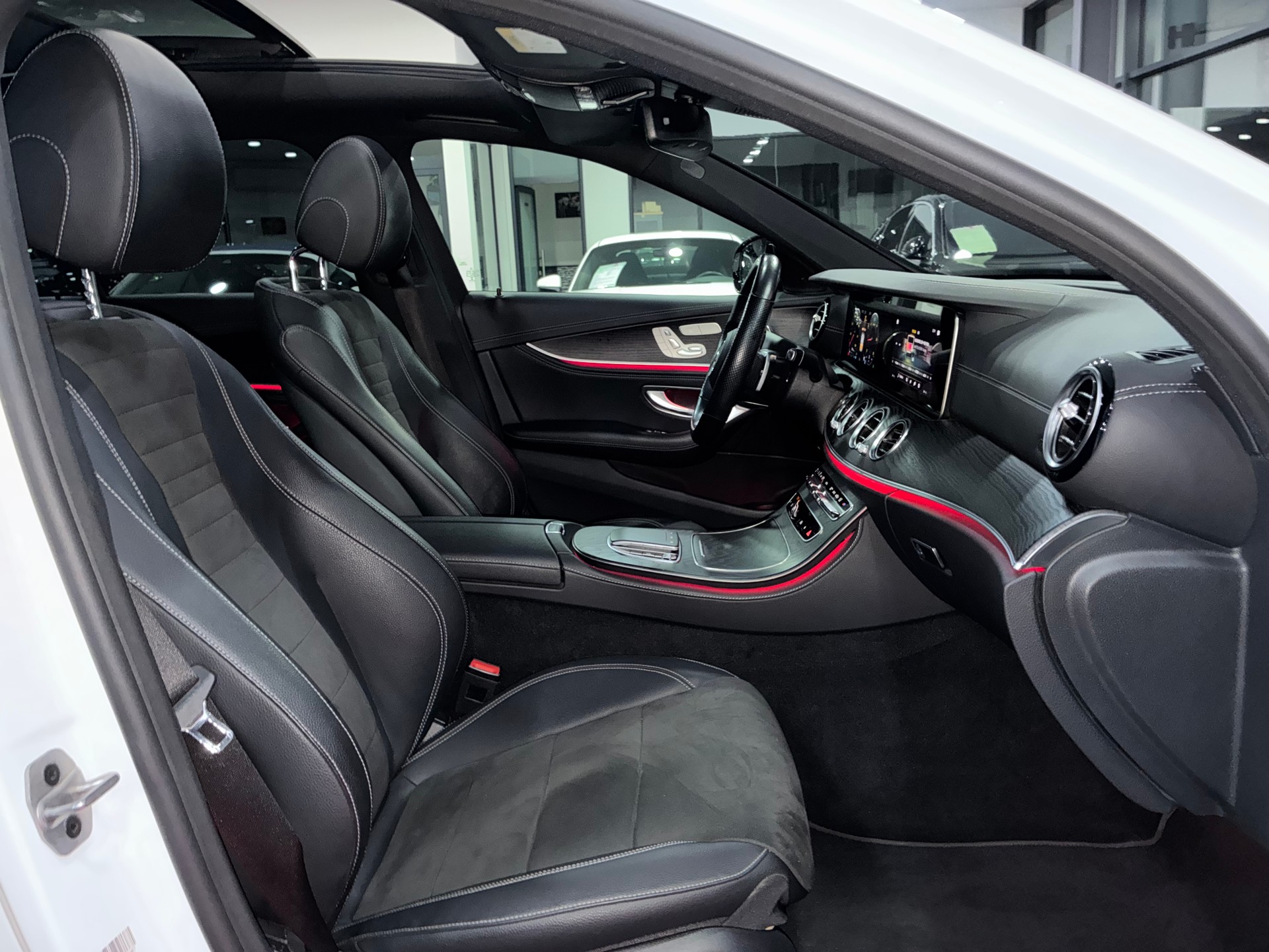 MERCEDES-BENZ E 220 d 4Matic AMG Line Swiss Star 9G-Tronic-image-11