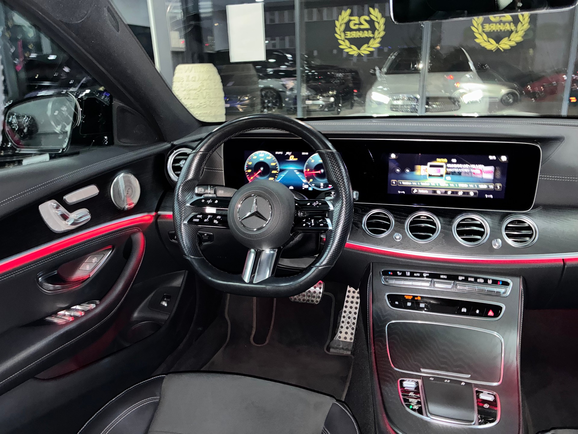 MERCEDES-BENZ E 220 d 4Matic AMG Line Swiss Star 9G-Tronic-image-8