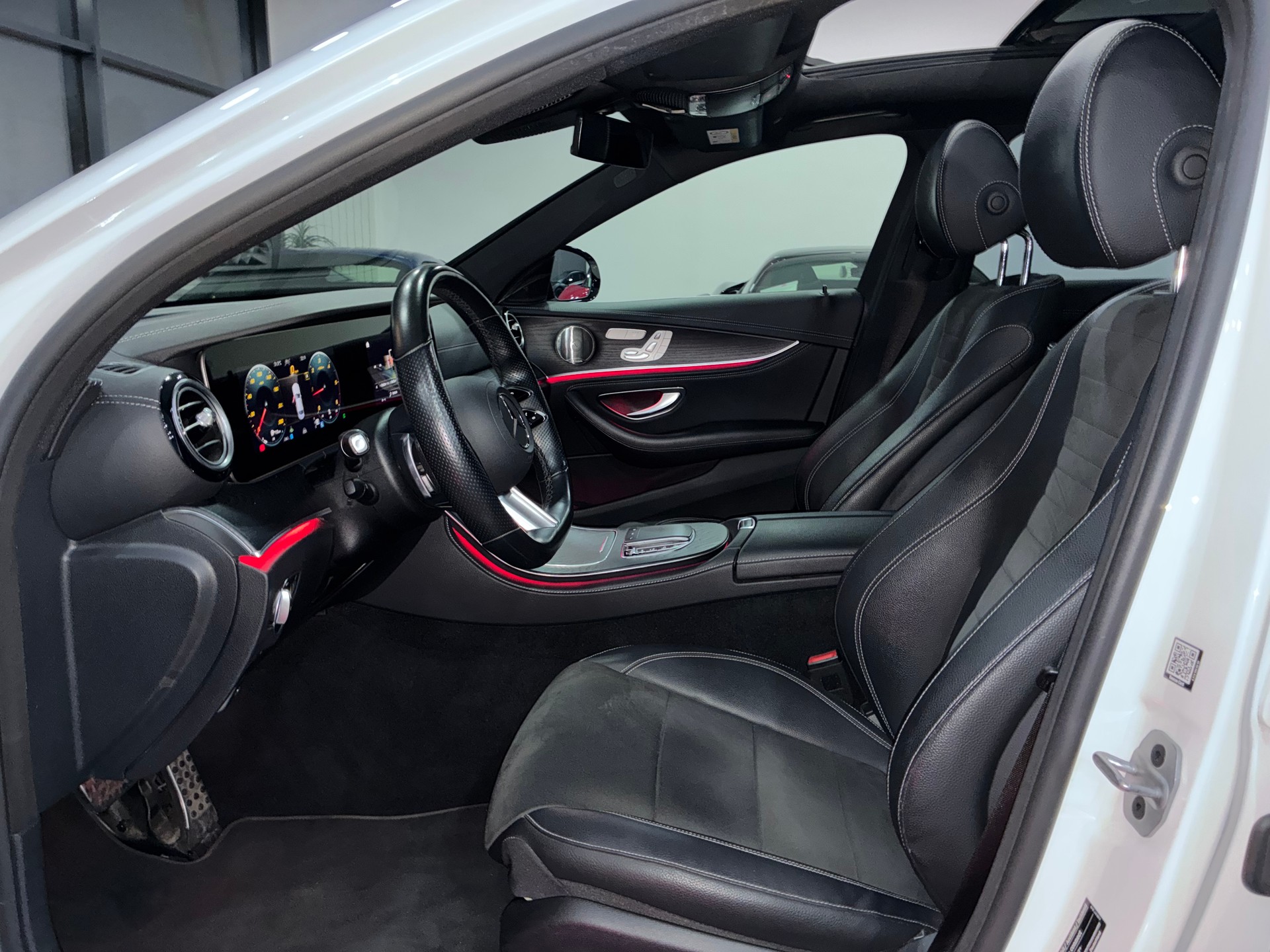 MERCEDES-BENZ E 220 d 4Matic AMG Line Swiss Star 9G-Tronic-image-10