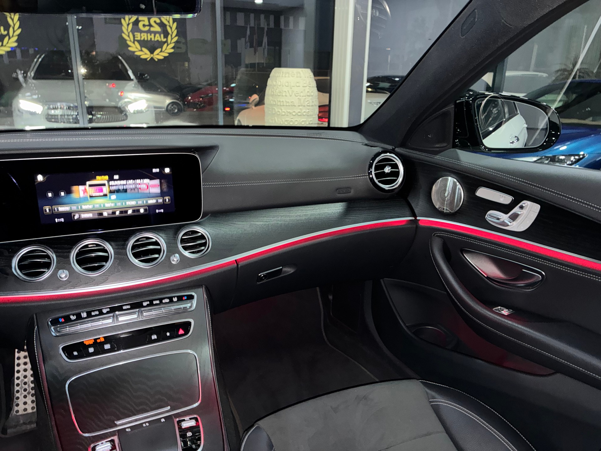 MERCEDES-BENZ E 220 d 4Matic AMG Line Swiss Star 9G-Tronic-image-9