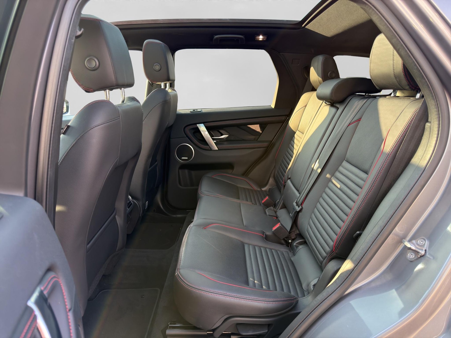 LAND ROVER Discovery Sport 1.5 T 300e R-Dynamic SE-image-5