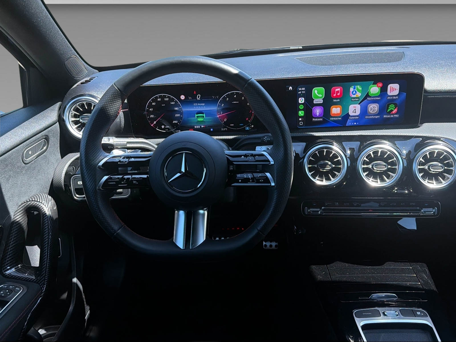 MERCEDES-BENZ A 200 AMG Line Limousine-image-16