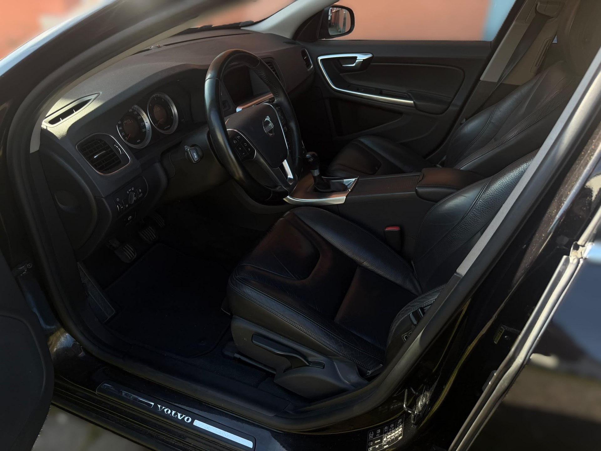 VOLVO V60 D3-image-5