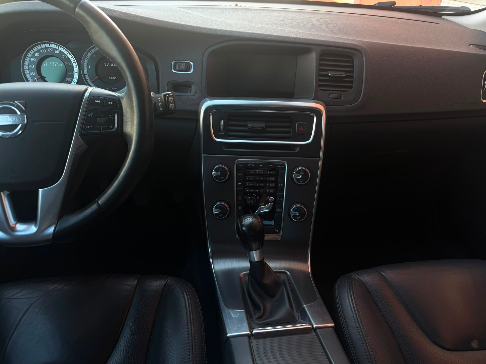 VOLVO V60 D3-image-7