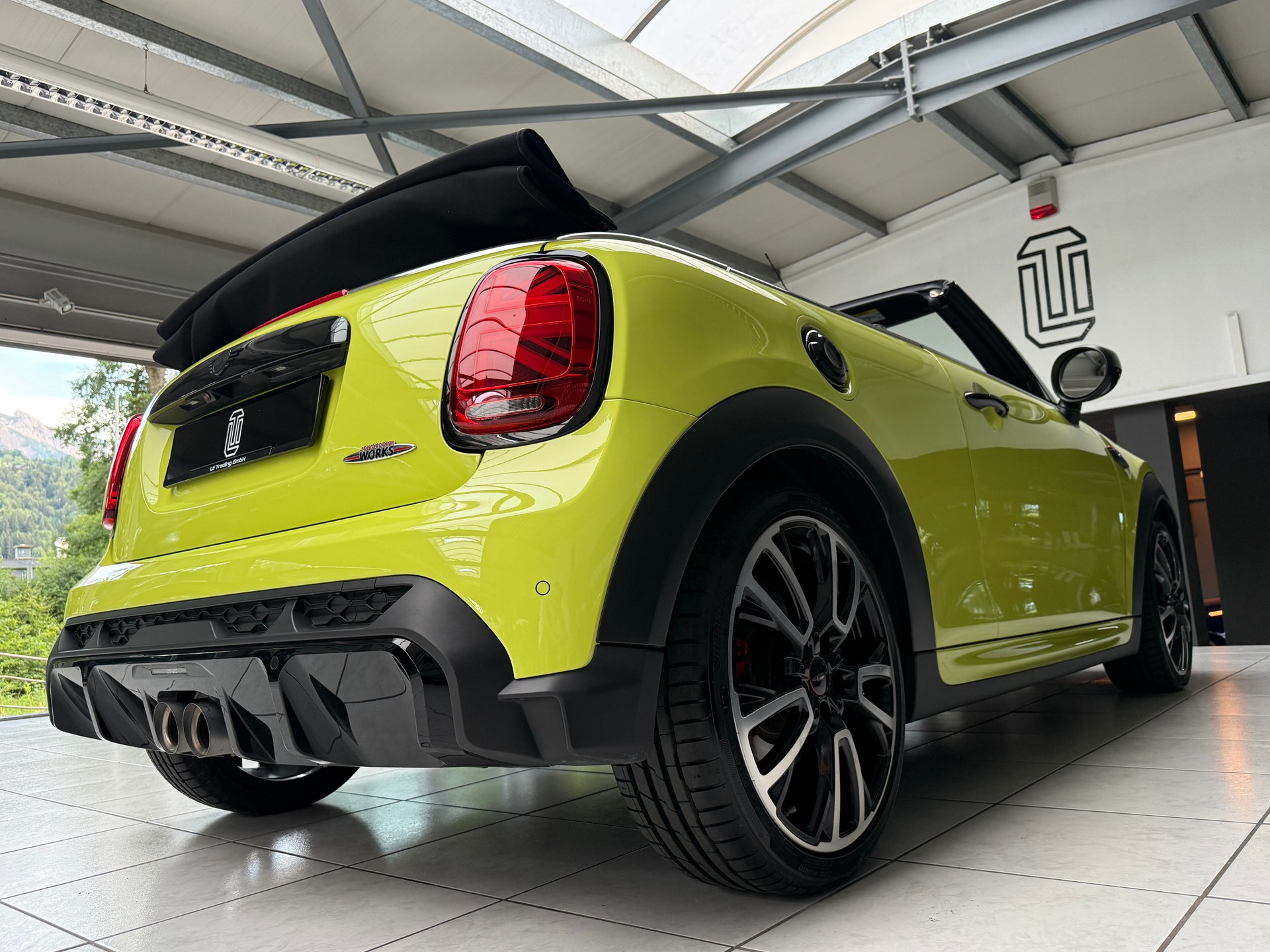 MINI Cooper John Cooper Works Cabriolet Steptronic-image-4