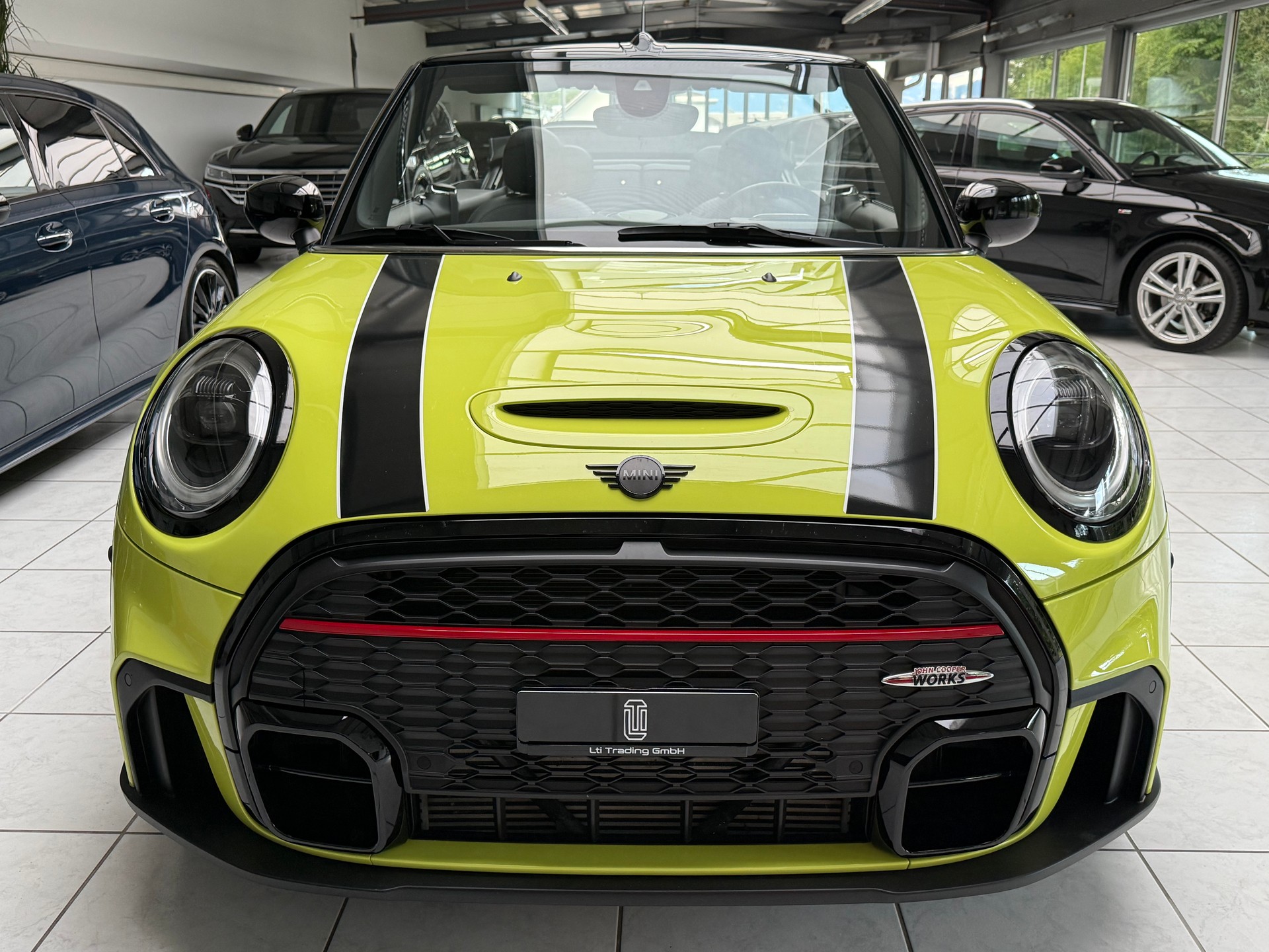 MINI Cooper John Cooper Works Cabriolet Steptronic-image-6