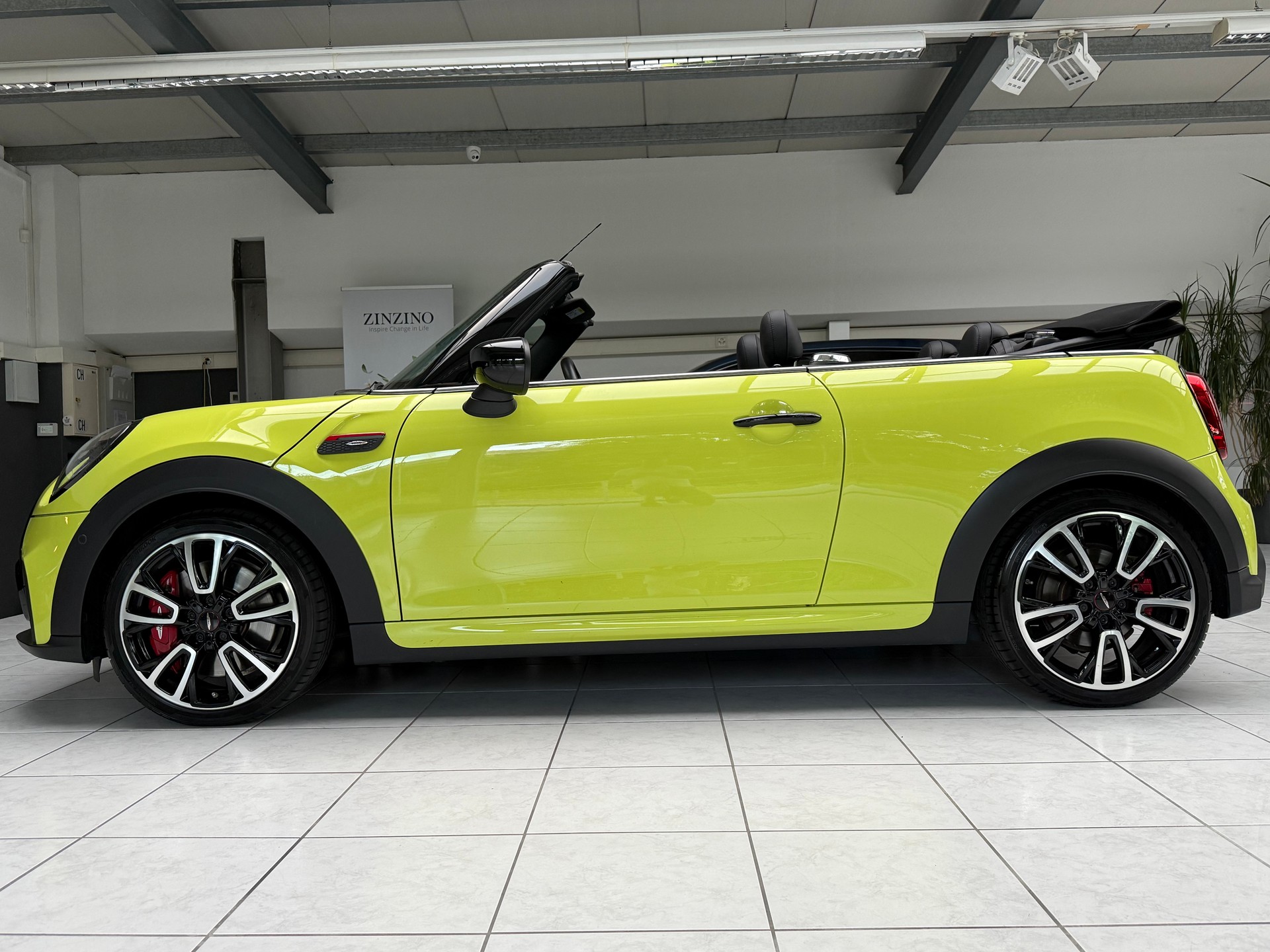 MINI Cooper John Cooper Works Cabriolet Steptronic-image-1