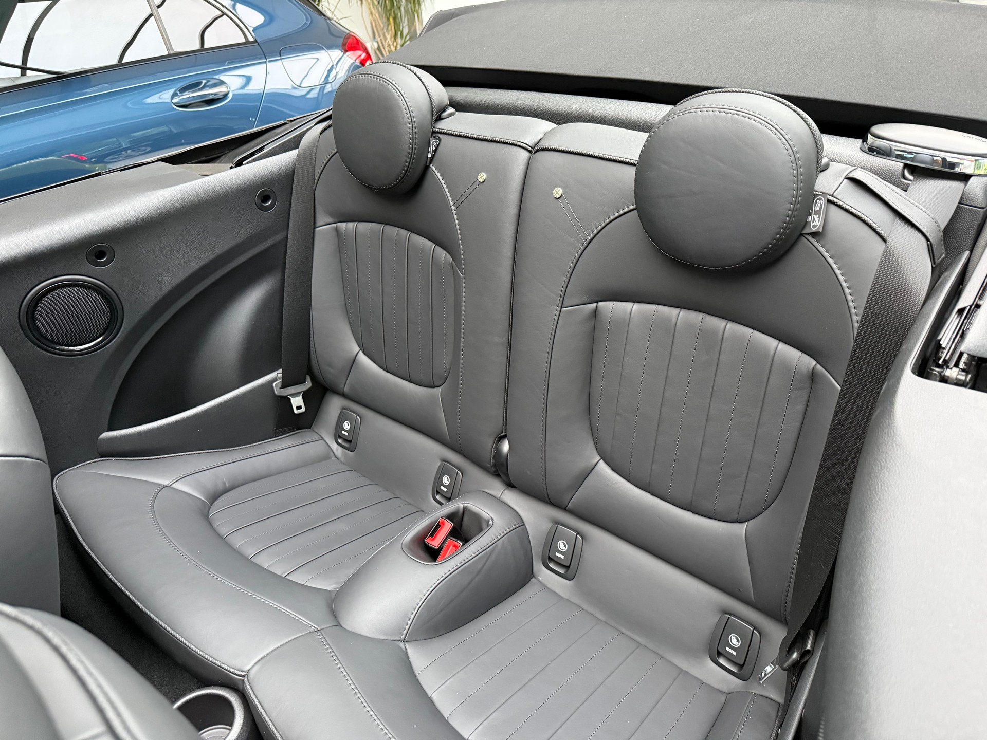 MINI Cooper John Cooper Works Cabriolet Steptronic-image-11