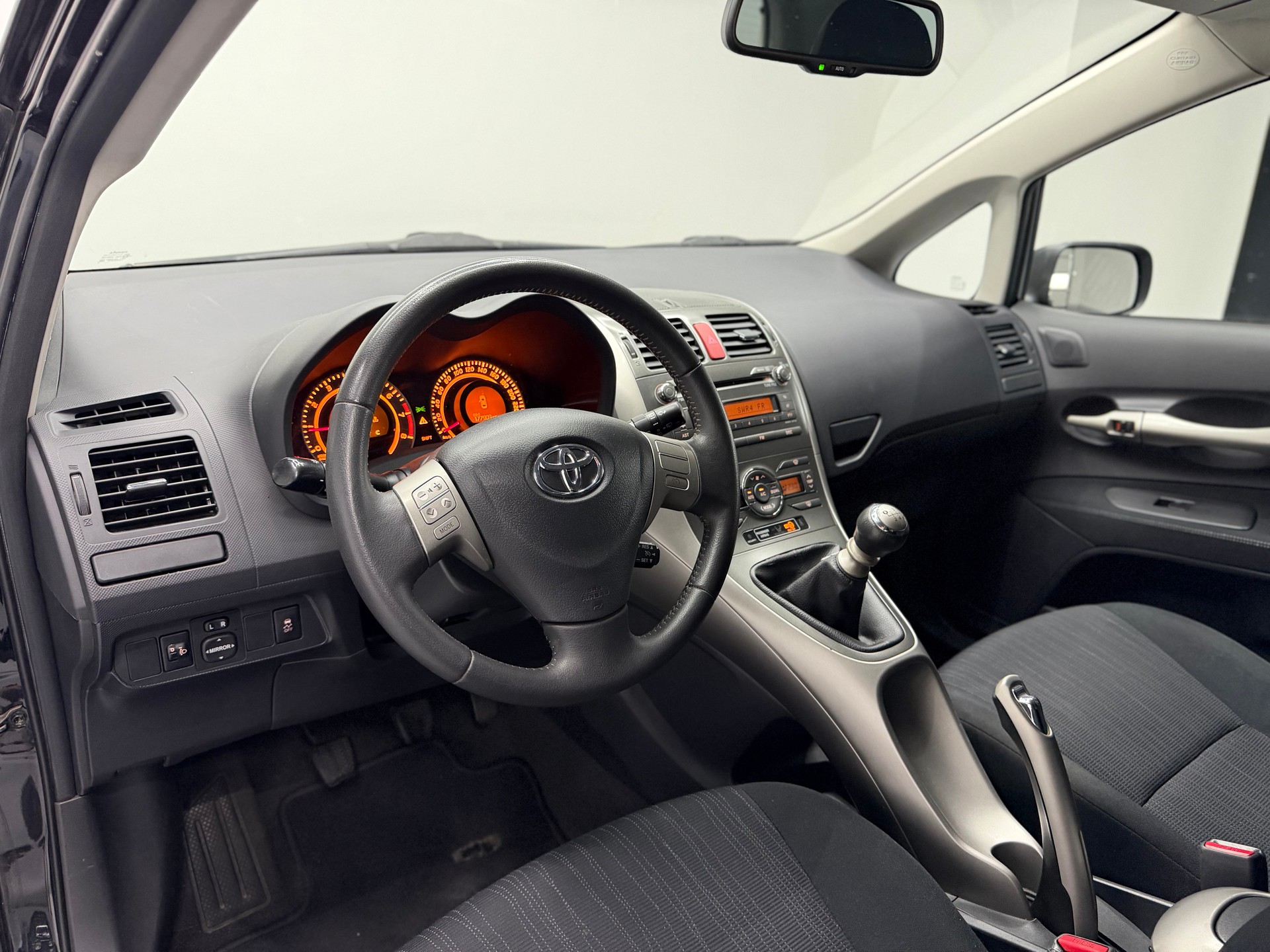 TOYOTA Auris 1.8 Linea Sol-image-9