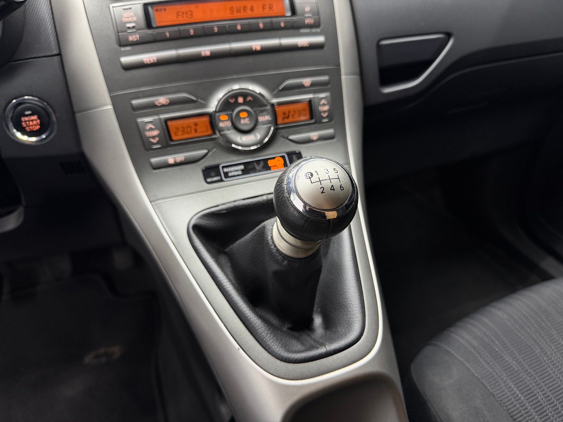 TOYOTA Auris 1.8 Linea Sol-image-16