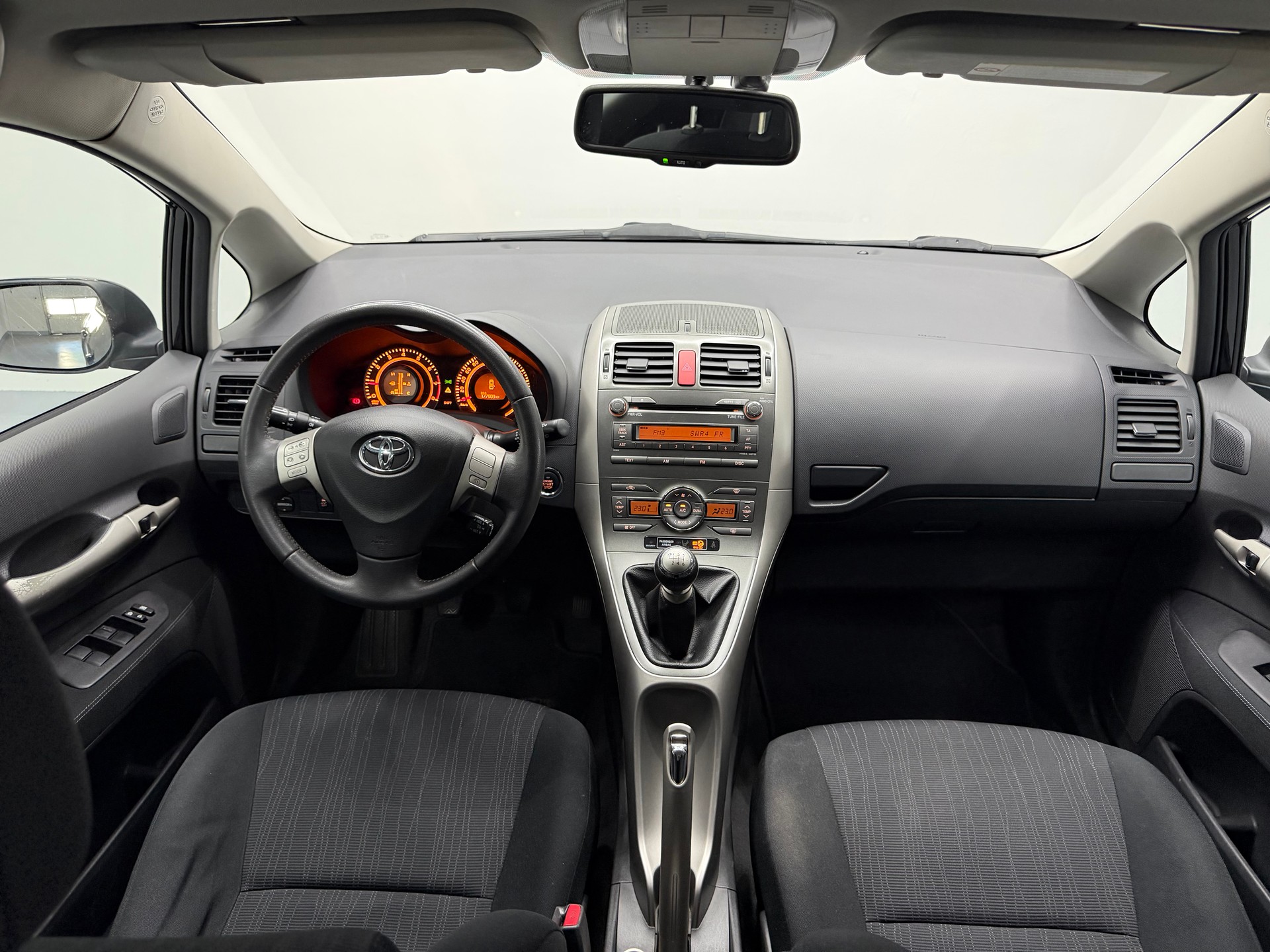 TOYOTA Auris 1.8 Linea Sol-image-10
