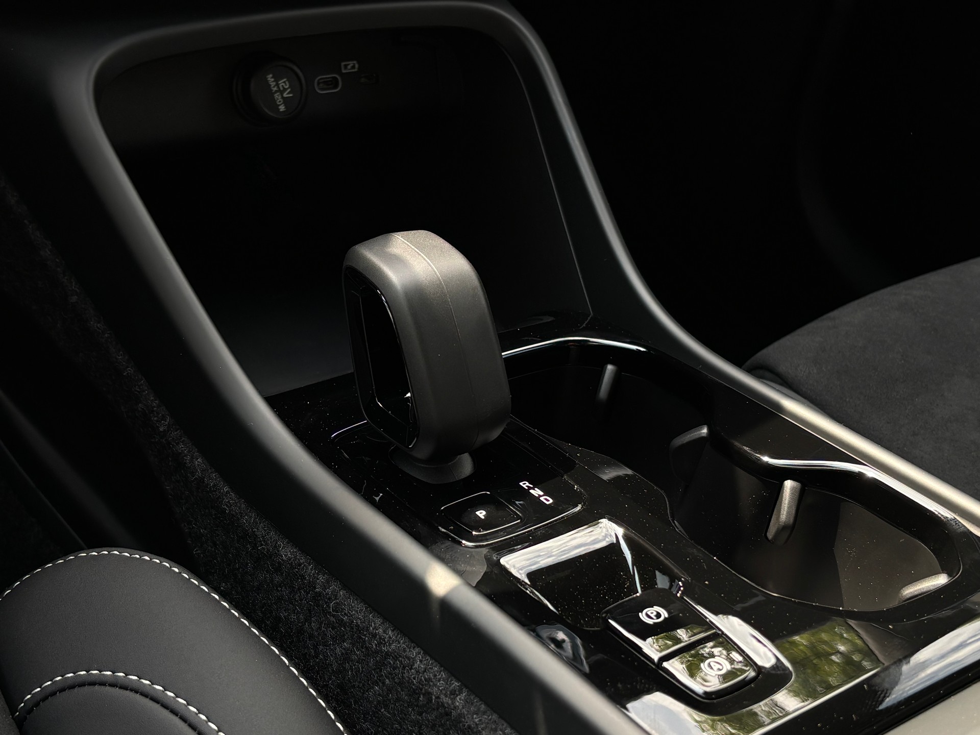 VOLVO XC40 2.0 B4 MH Black Edition-image-15