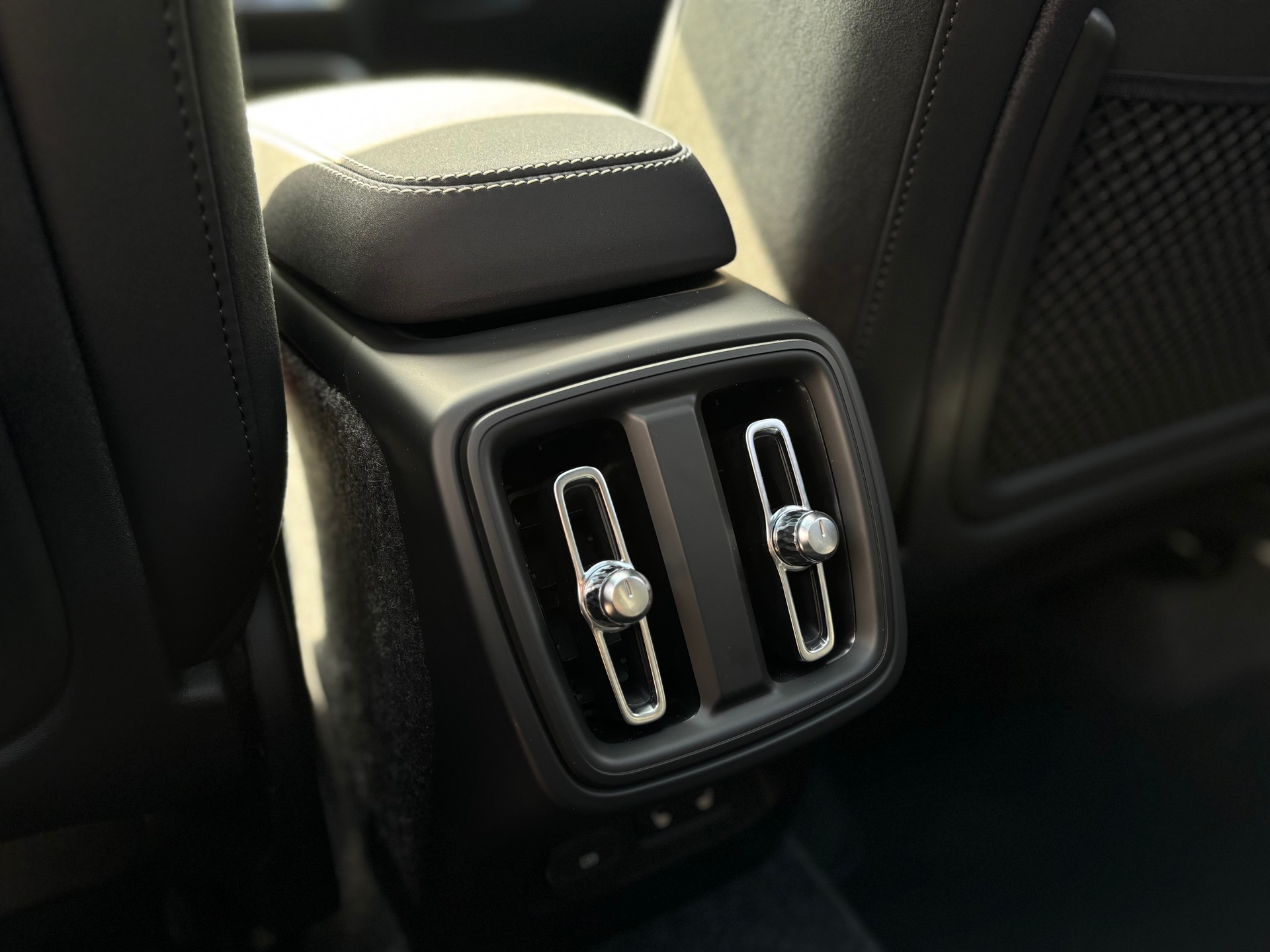 VOLVO XC40 2.0 B4 MH Black Edition-image-11